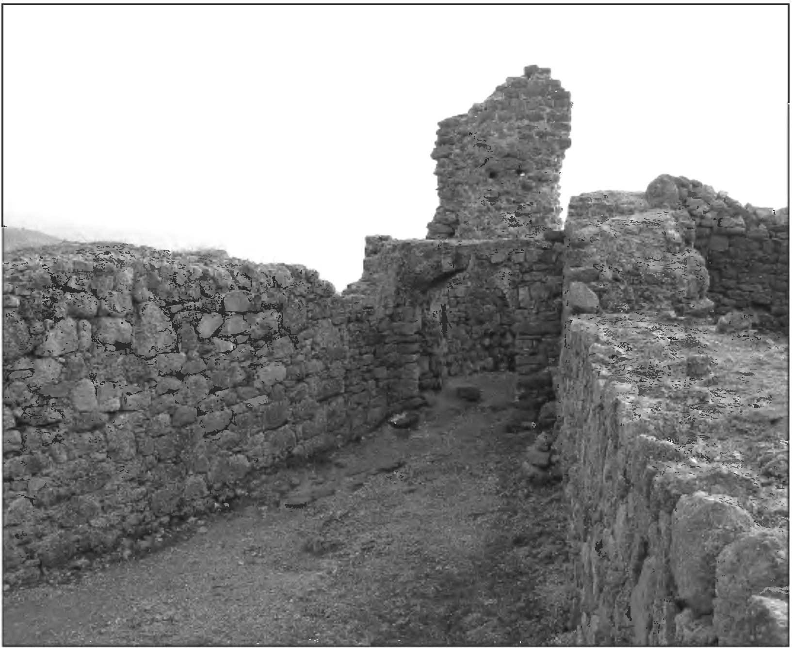 Рис. 236. Внутренний дворик («захаб») между донжоном и церковью 1459 г. Вид с севера Рис. 236. Внутренний дворик («захаб») между донжоном и церковью 1459 г. Вид с севера