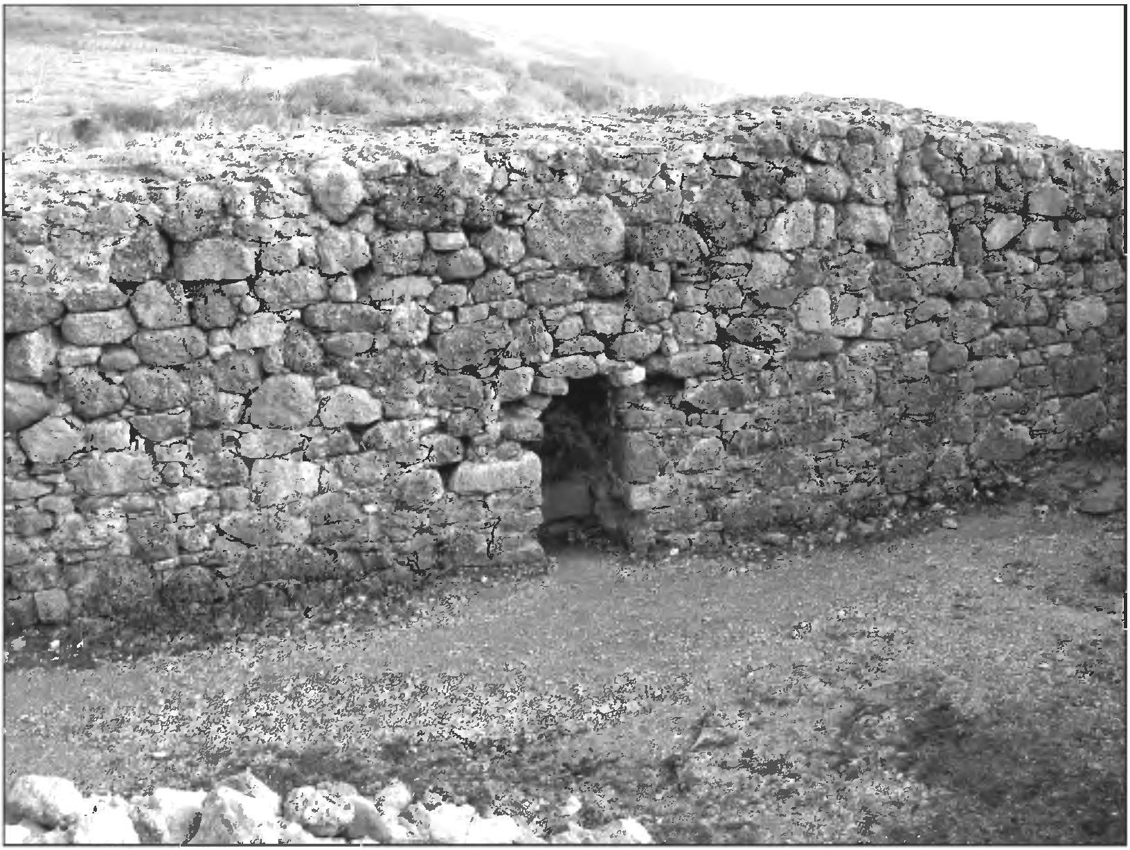 Рис. 237. Крепостная стена, прикрывающая с юго-востока крепостной дворик. Вид с юга Рис. 237. Крепостная стена, прикрывающая с юго-востока крепостной дворик. Вид с юга