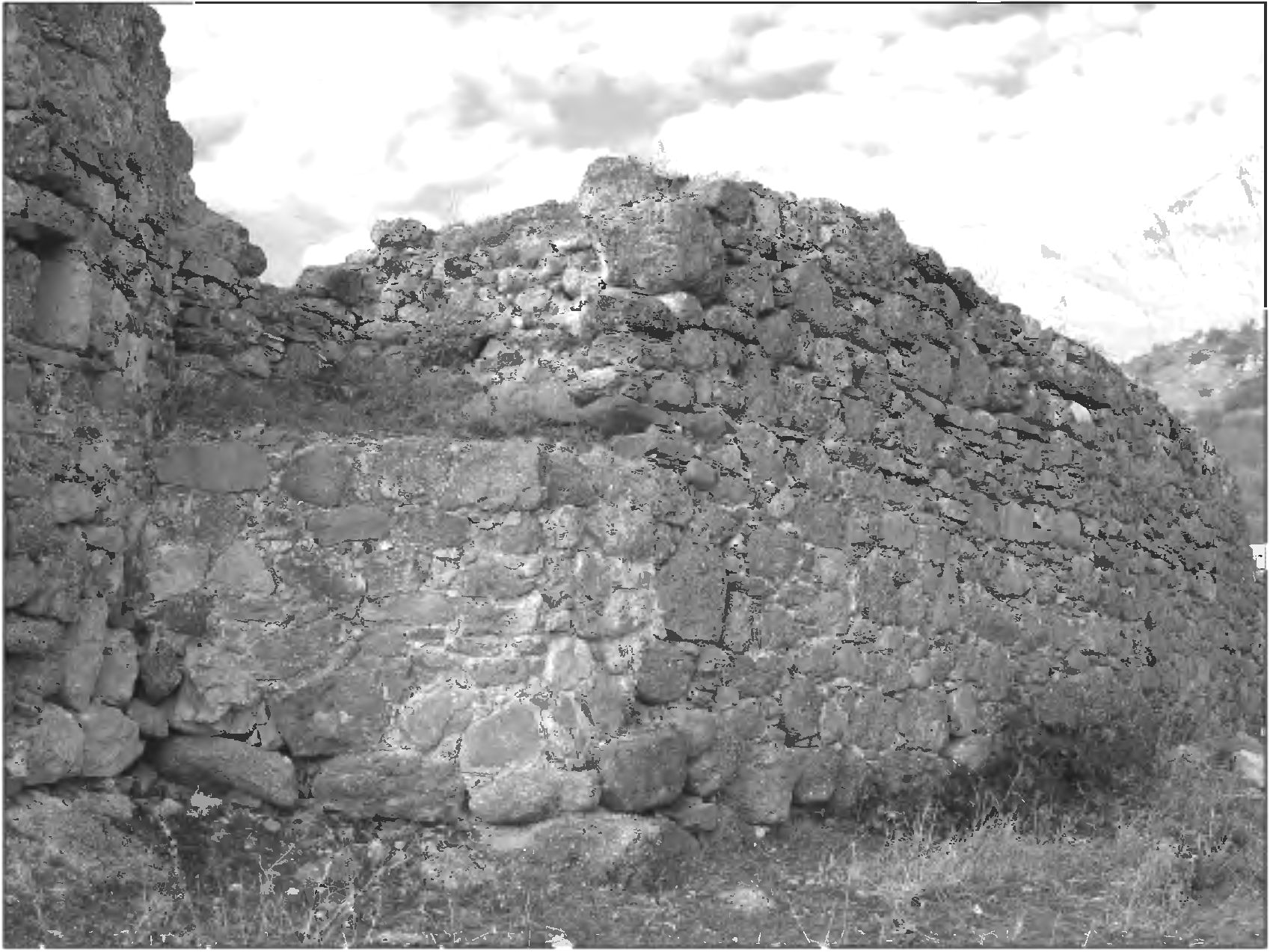 Рис. 238. Место примыкания крепостной стены 1459 г. к полукруглой въездной башне. Вид с юго-востока Рис. 238. Место примыкания крепостной стены 1459 г. к полукруглой въездной башне. Вид с юго-востока