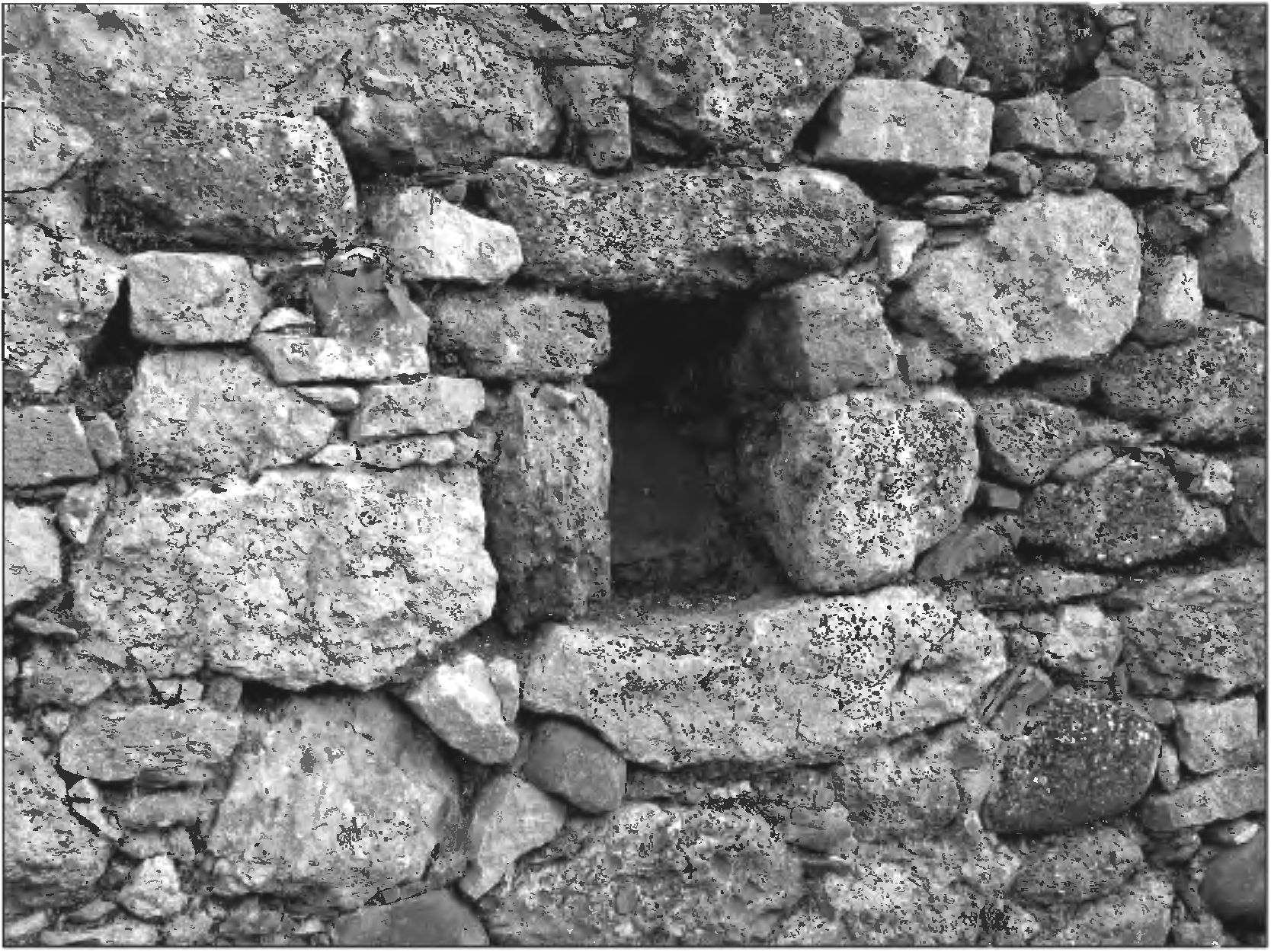 Рис. 241. Ниша для светильника (?) в крепостной стене 1459 г. Рис. 241. Ниша для светильника (?) в крепостной стене 1459 г.