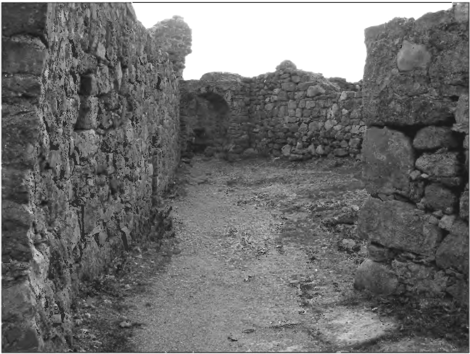 Рис. 242. Дворик между донжоном и церковью. Вид с северо-востока и со стороны входа Рис. 242. Дворик между донжоном и церковью. Вид с северо-востока и со стороны входа