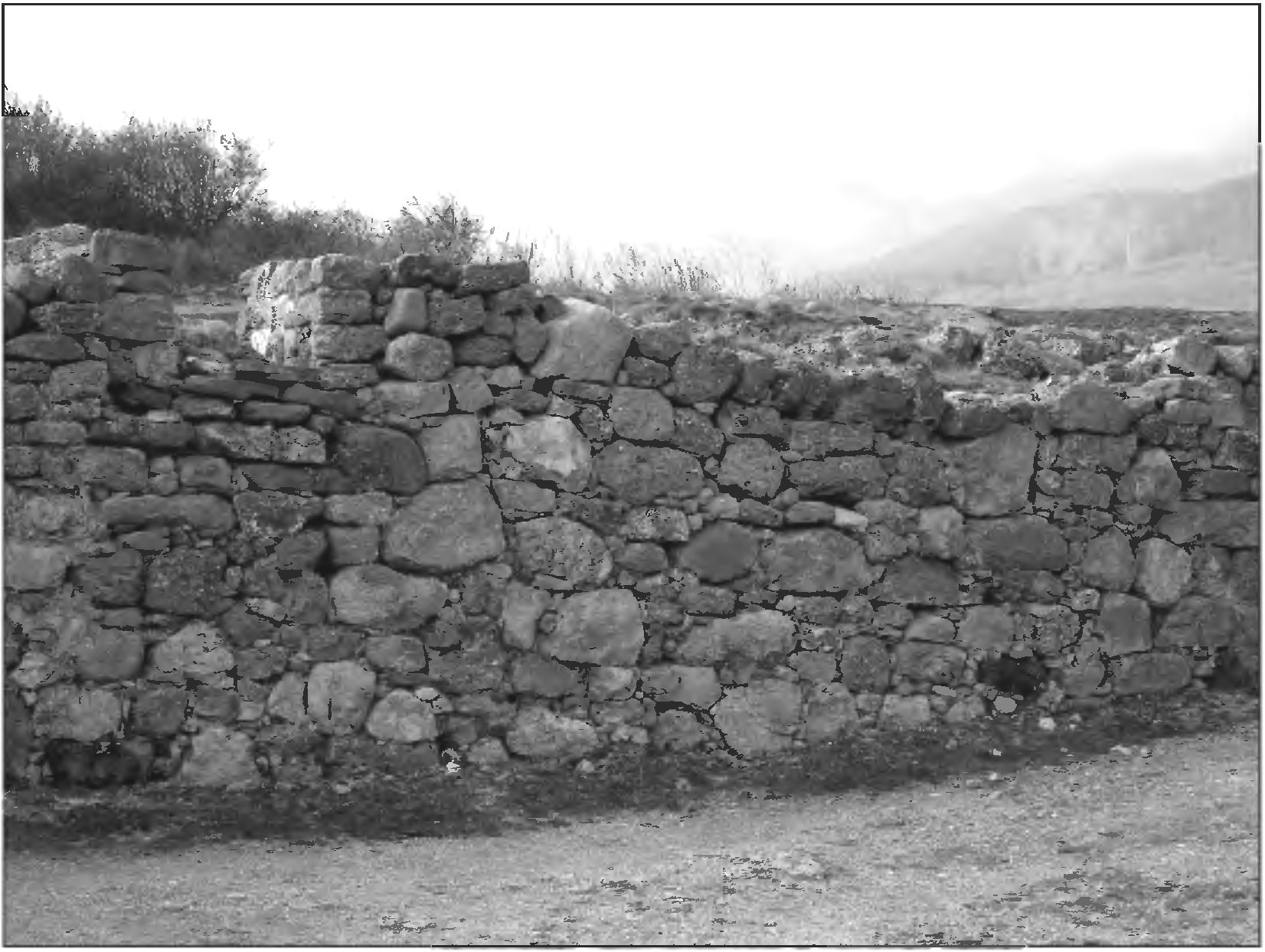 Рис. 243. Внешняя (восточная) стена донжона 1459 г. Вид с юго-востока Рис. 243. Внешняя (восточная) стена донжона 1459 г. Вид с юго-востока