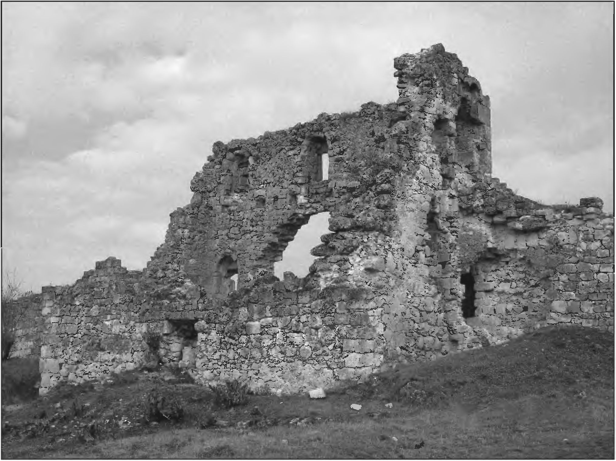 Рис. 246. Руины цитадели Мангупа на мысе Тешкли-Бурун (1459/60 г.?). Вид с юга Рис. 246. Руины цитадели Мангупа на мысе Тешкли-Бурун (1459/60 г.?). Вид с юга