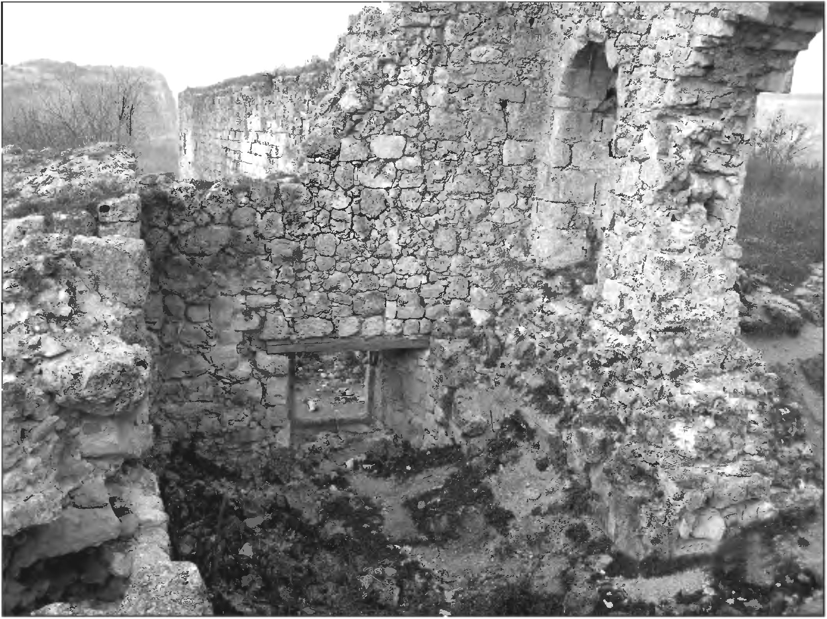 Рис. 247. Северо-западная стена мангупского донжона. Вид с юго-востока Рис. 247. Северо-западная стена мангупского донжона. Вид с юго-востока