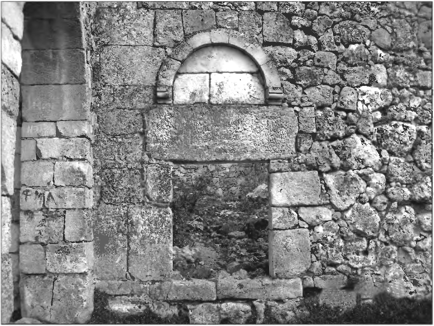 Рис. 250. Оформление входа в донжон цитадели Мангупа на мысе Тешкли-Бурун (после реставрации). Вид с северо-запада Рис. 250. Оформление входа в донжон цитадели Мангупа на мысе Тешкли-Бурун (после реставрации). Вид с северо-запада