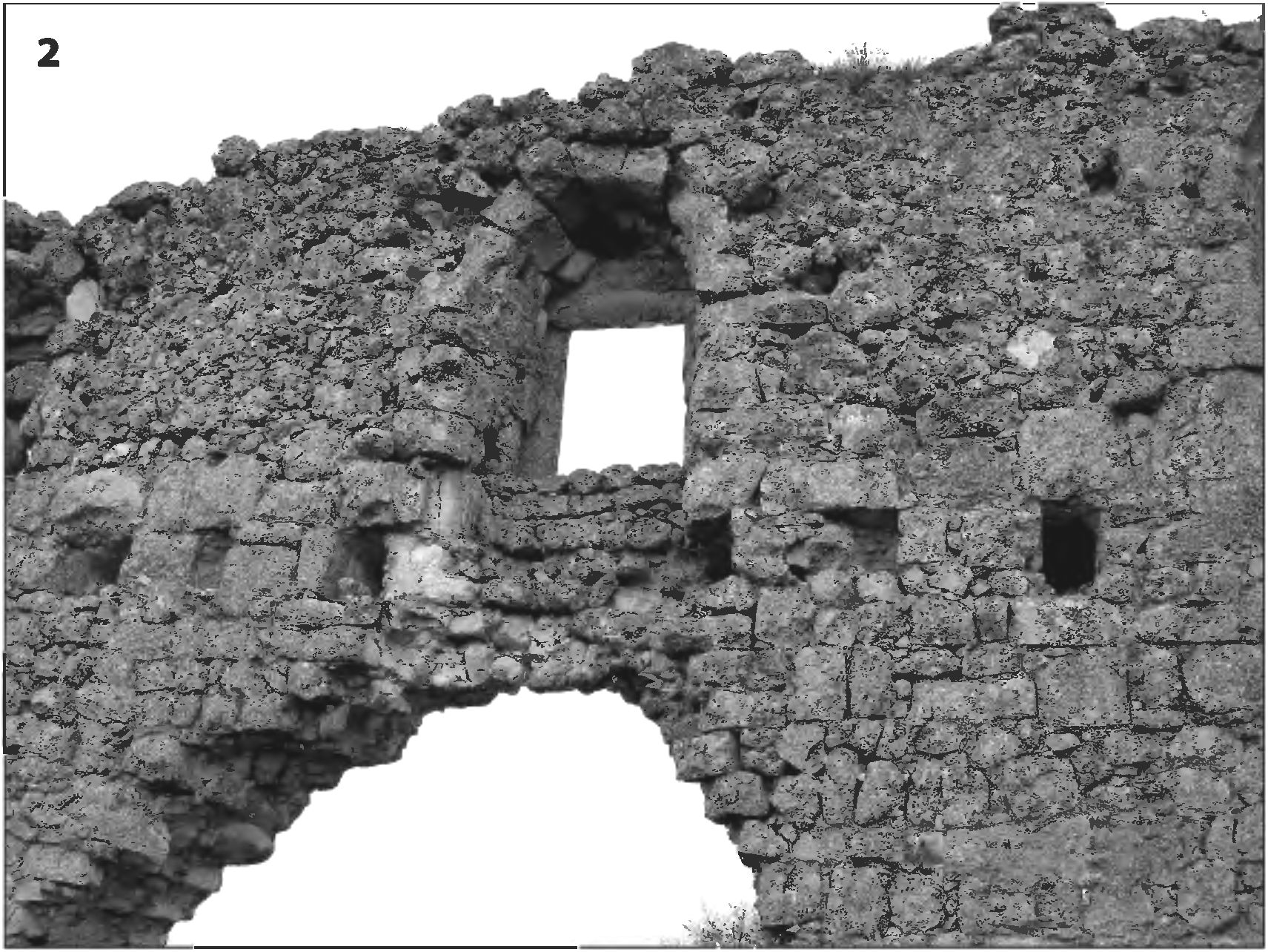 Рис. 251. Северо-восточная стена донжона с окнами на уровне третьего этажа: 1 — общий вид с юго-запада; 2 — центральное окно Рис. 251. Северо-восточная стена донжона с окнами на уровне третьего этажа: 1 — общий вид с юго-запада; 2 — центральное окно