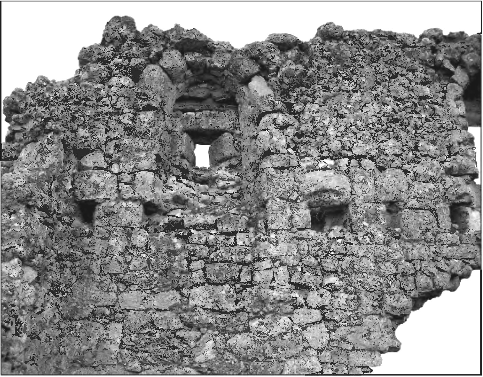 Рис. 252. Окно в северо-восточной стене донжона на уровне третьего этажа, превращенное в амбразуру (вид с юго-запада). Рис. 252. Окно в северо-восточной стене донжона на уровне третьего этажа, превращенное в амбразуру (вид с юго-запада).