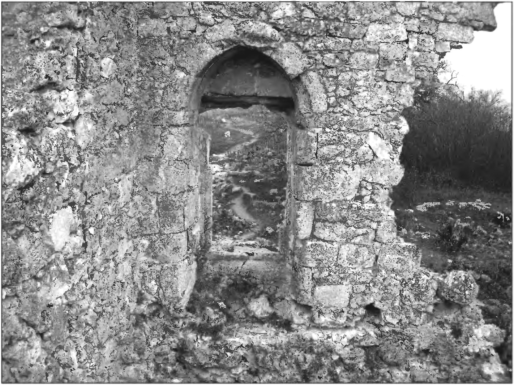 Рис. 253. Парадный вход на второй этаж донжона. Вид изнутри и юго-запада Рис. 253. Парадный вход на второй этаж донжона. Вид изнутри и юго-запада