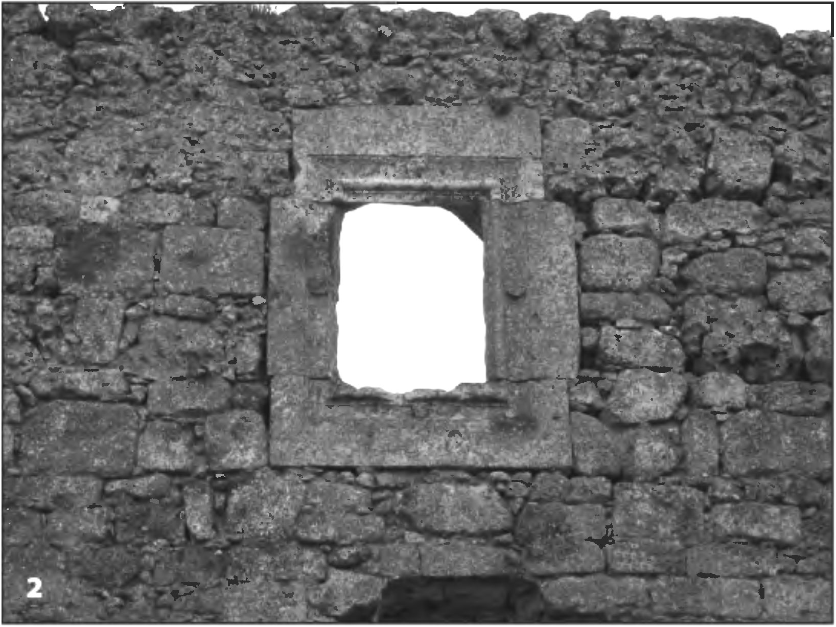 Рис. 254. Окна третьего этажа донжона цитадели Мангупа, обращенные на северо-восток: 1 — оконный проем, превращенный в бойницу над парадным входом; 2 — центральное окно здания (вид с северо-востока) Рис. 254. Окна третьего этажа донжона цитадели Мангупа, обращенные на северо-восток: 1 — оконный проем, превращенный в бойницу над парадным входом; 2 — центральное окно здания (вид с северо-востока)