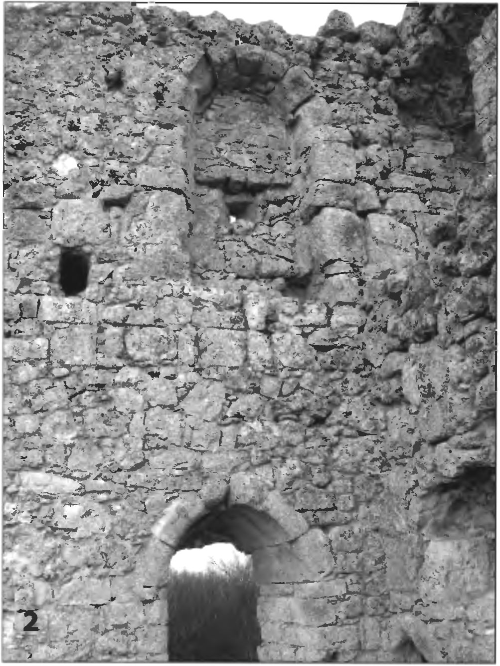 Рис. 255. Внутренняя сторона северо-восточной стены донжона: 1 — дверной проем второго этажа; 2 — оконный проем, превращенный в бойницу (вид с юго-запада) Рис. 255. Внутренняя сторона северо-восточной стены донжона: 1 — дверной проем второго этажа; 2 — оконный проем, превращенный в бойницу (вид с юго-запада)