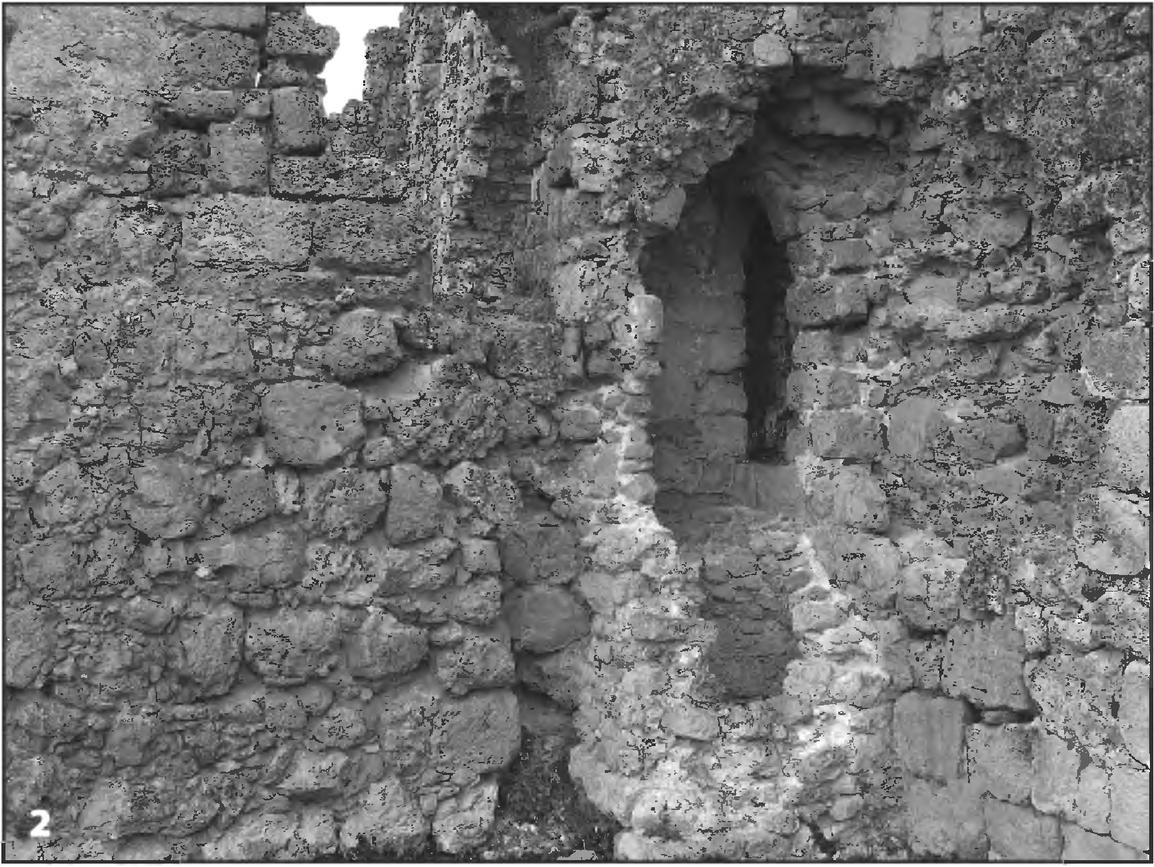 Рис. 256. Юго-восточная (внешняя) сторона стены донжона с туалетными комнатами: 1 — общий вид; 2 — деталь (вид с юго-востока) Рис. 256. Юго-восточная (внешняя) сторона стены донжона с туалетными комнатами: 1 — общий вид; 2 — деталь (вид с юго-востока)