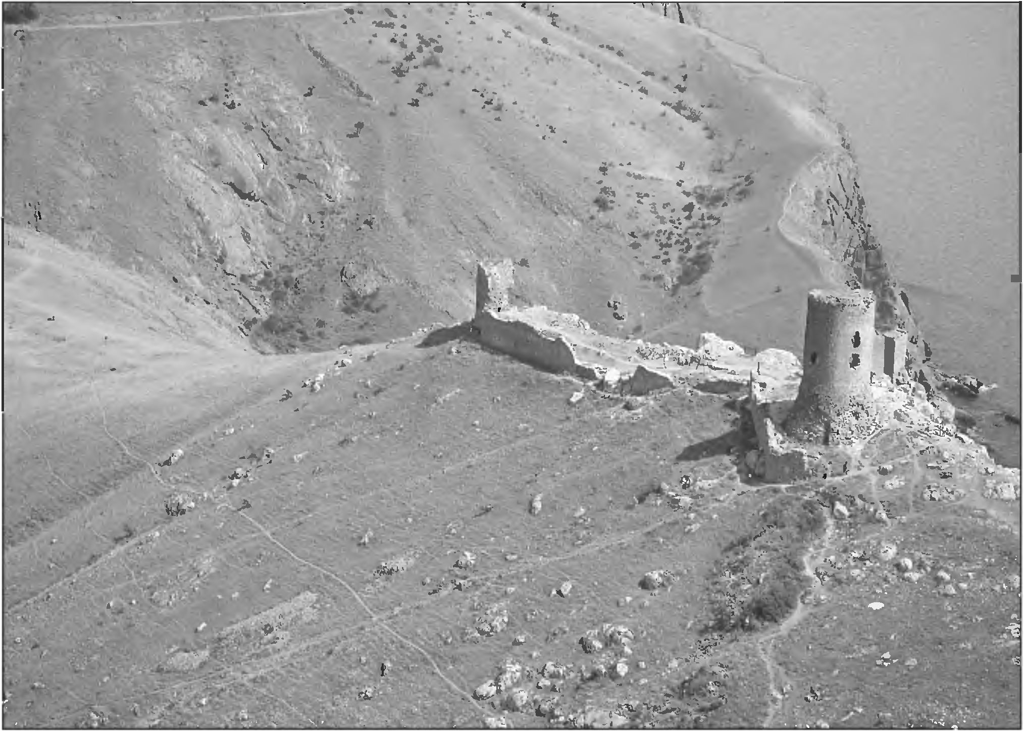 Рис. 28. Цитадель Чембало на вершине г. Кастрон (фото К. Вильямса и Г. Мака) Рис. 28. Цитадель Чембало на вершине г. Кастрон (фото К. Вильямса и Г. Мака)