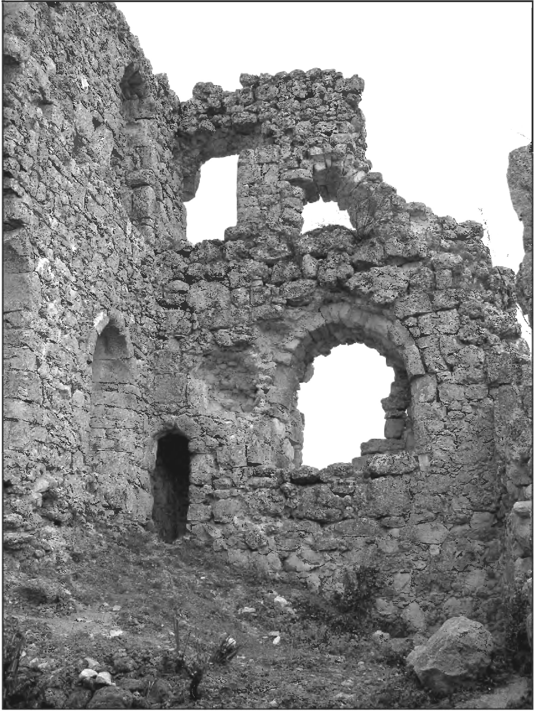 Рис. 257. Юго-восточная стена донжона цитадели Мангупа с туалетной комнатой, дверными проемами, окнами и нишами (вид изнутри и северо-запада) Рис. 257. Юго-восточная стена донжона цитадели Мангупа с туалетной комнатой, дверными проемами, окнами и нишами (вид изнутри и северо-запада)