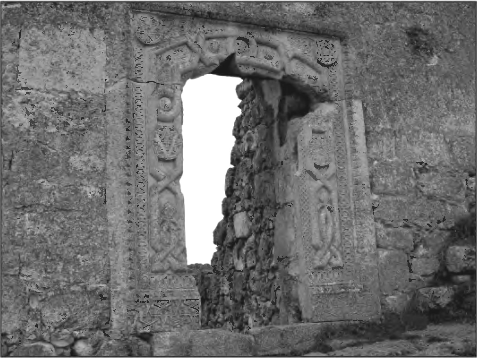 Рис. 258. Главный северо-восточный вход в донжон цитадели Мангупа (вид с северо-востока) Рис. 258. Главный северо-восточный вход в донжон цитадели Мангупа (вид с северо-востока)