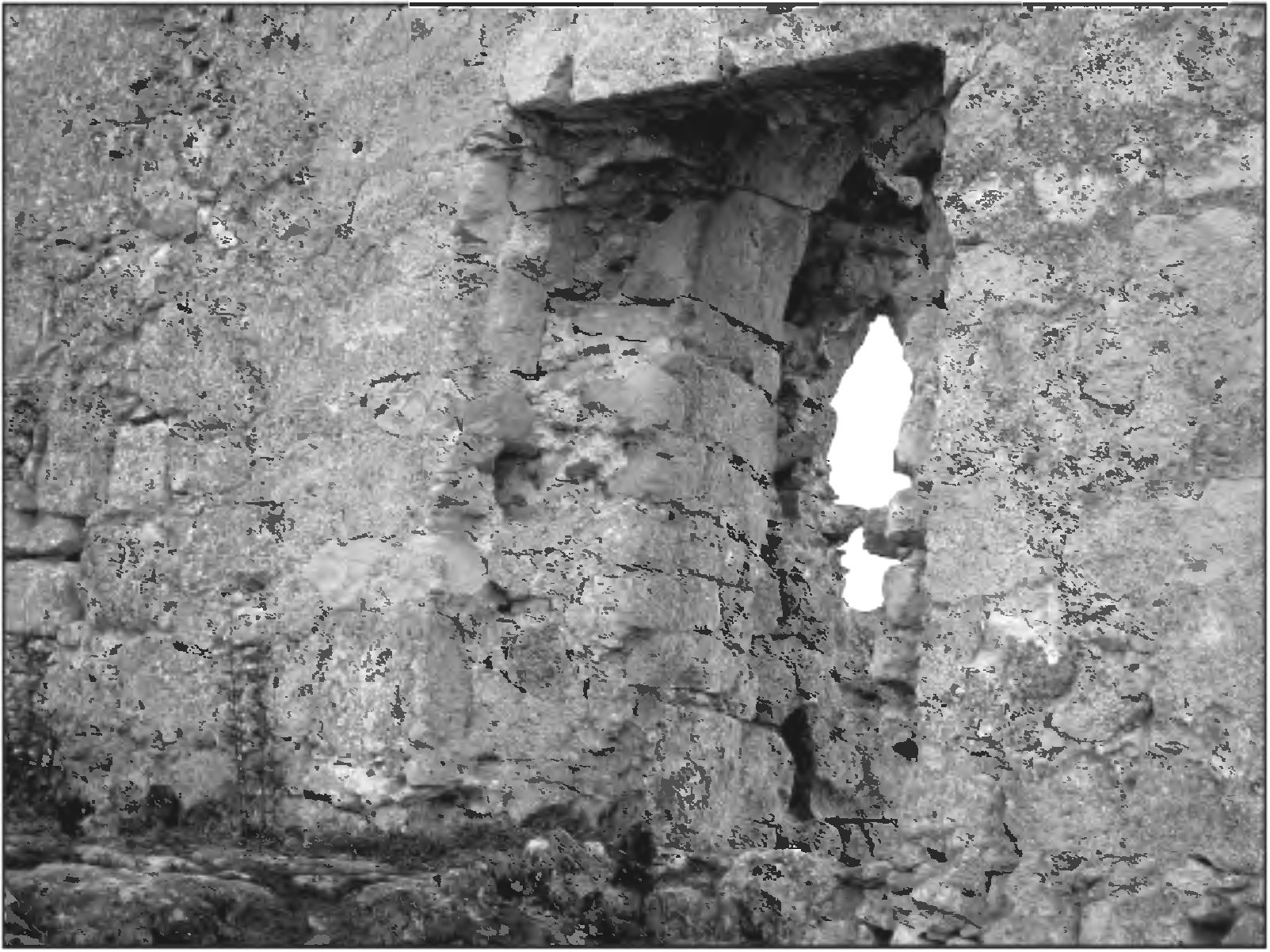 Рис. 259. Юго-восточный вход (слева) в донжон цитадели Мангупа (вид с севера) Рис. 259. Юго-восточный вход (слева) в донжон цитадели Мангупа (вид с севера)