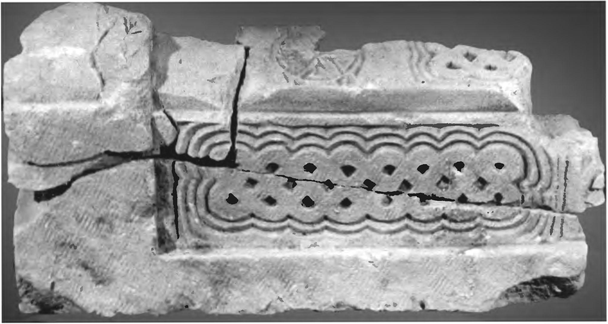 Рис. 262. Фрагменты надгробия, перетесанного в обрамление оконного проема Рис. 262. Фрагменты надгробия, перетесанного в обрамление оконного проема