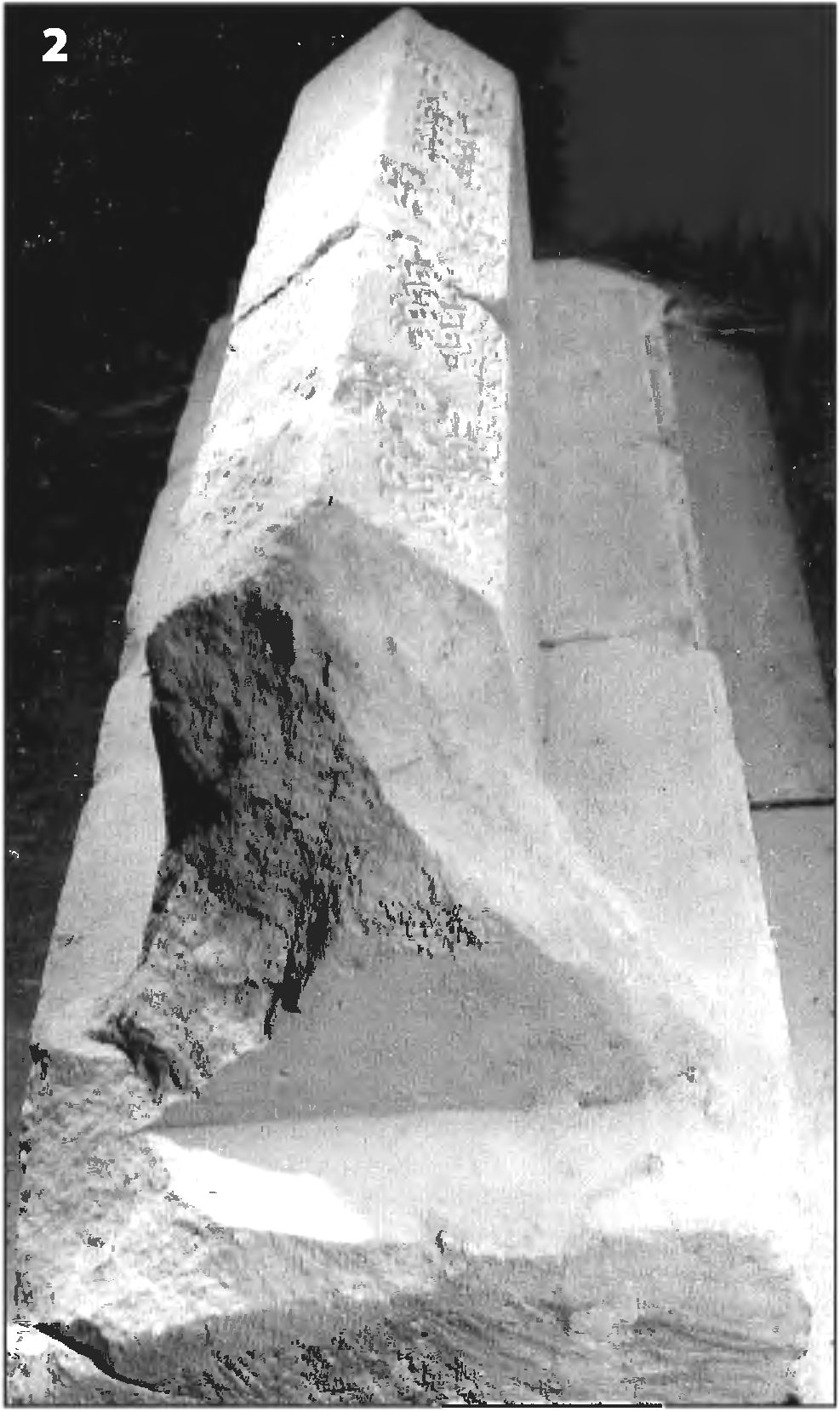 Рис. 265. Верхняя часть надгробия, украшенная врезным орнаментом: 1 — двускатные грани с орнаментом; 2 — следы отбивки вершины надгробия Рис. 265. Верхняя часть надгробия, украшенная врезным орнаментом: 1 — двускатные грани с орнаментом; 2 — следы отбивки вершины надгробия