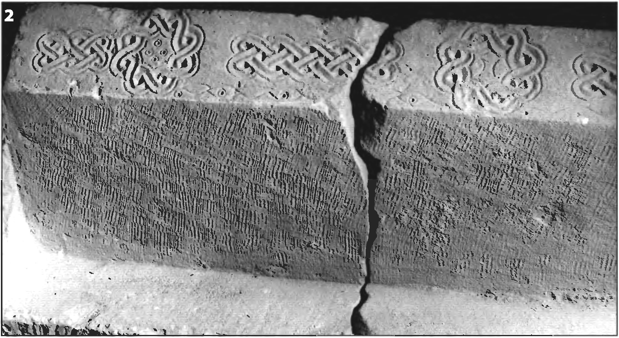 Рис. 266. Надгробие, основание которого использовалось для надписи 19 июля 1459 г.: 1 — вид сбоку; 2 — детали орнамента Рис. 266. Надгробие, основание которого использовалось для надписи 19 июля 1459 г.: 1 — вид сбоку; 2 — детали орнамента