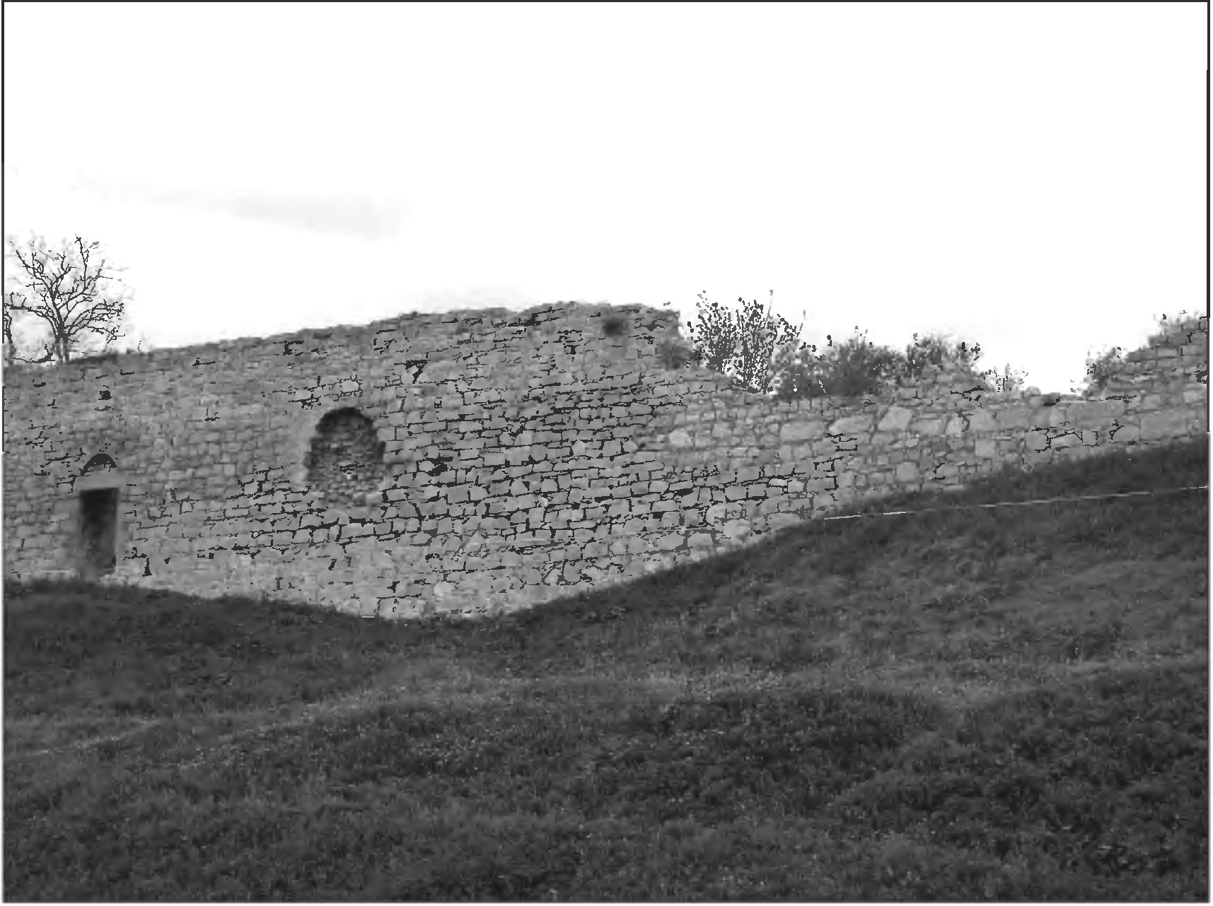 Рис. 275. Калитка (потерна) к западу от башни «Климента VI». Вид с юго-востока Рис. 275. Калитка (потерна) к западу от башни «Климента VI». Вид с юго-востока