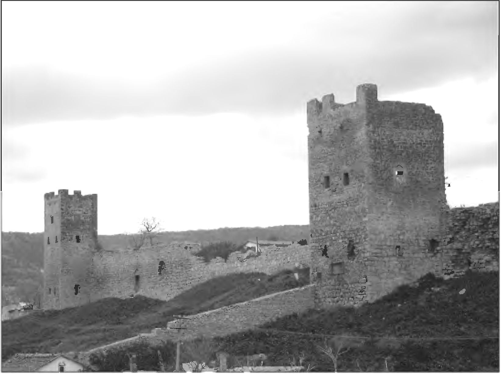 Рис. 284. Цитадель Каффы. Башни «Климента VI» и Криско. Вид с востока Рис. 284. Цитадель Каффы. Башни «Климента VI» и Криско. Вид с востока