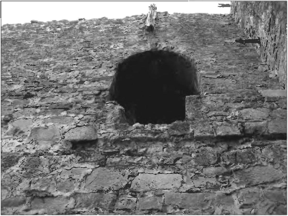 Рис. 289. Амбразура второго яруса обороны в юго-восточной стене башни Криско. Вид с северо-запада и изнутри Рис. 289. Амбразура второго яруса обороны в юго-восточной стене башни Криско. Вид с северо-запада и изнутри