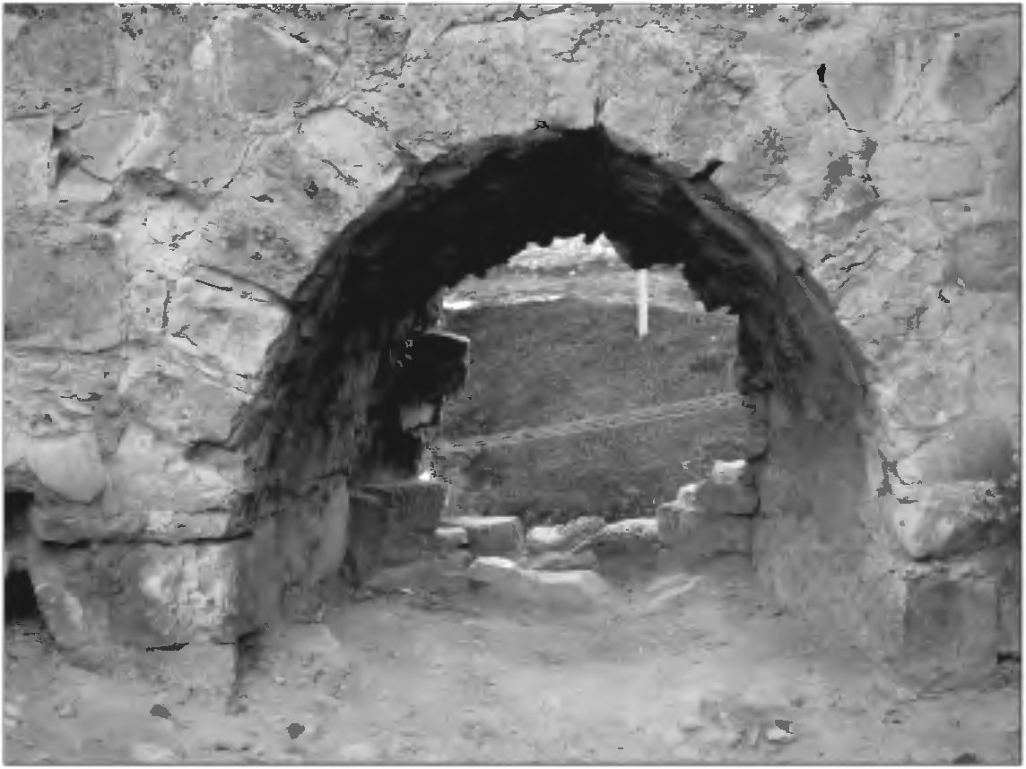 Рис. 293. Бойница нижнего яруса обороны в юго-восточной стене башни Криско. Вид с северо-запада и изнутри Рис. 293. Бойница нижнего яруса обороны в юго-восточной стене башни Криско. Вид с северо-запада и изнутри