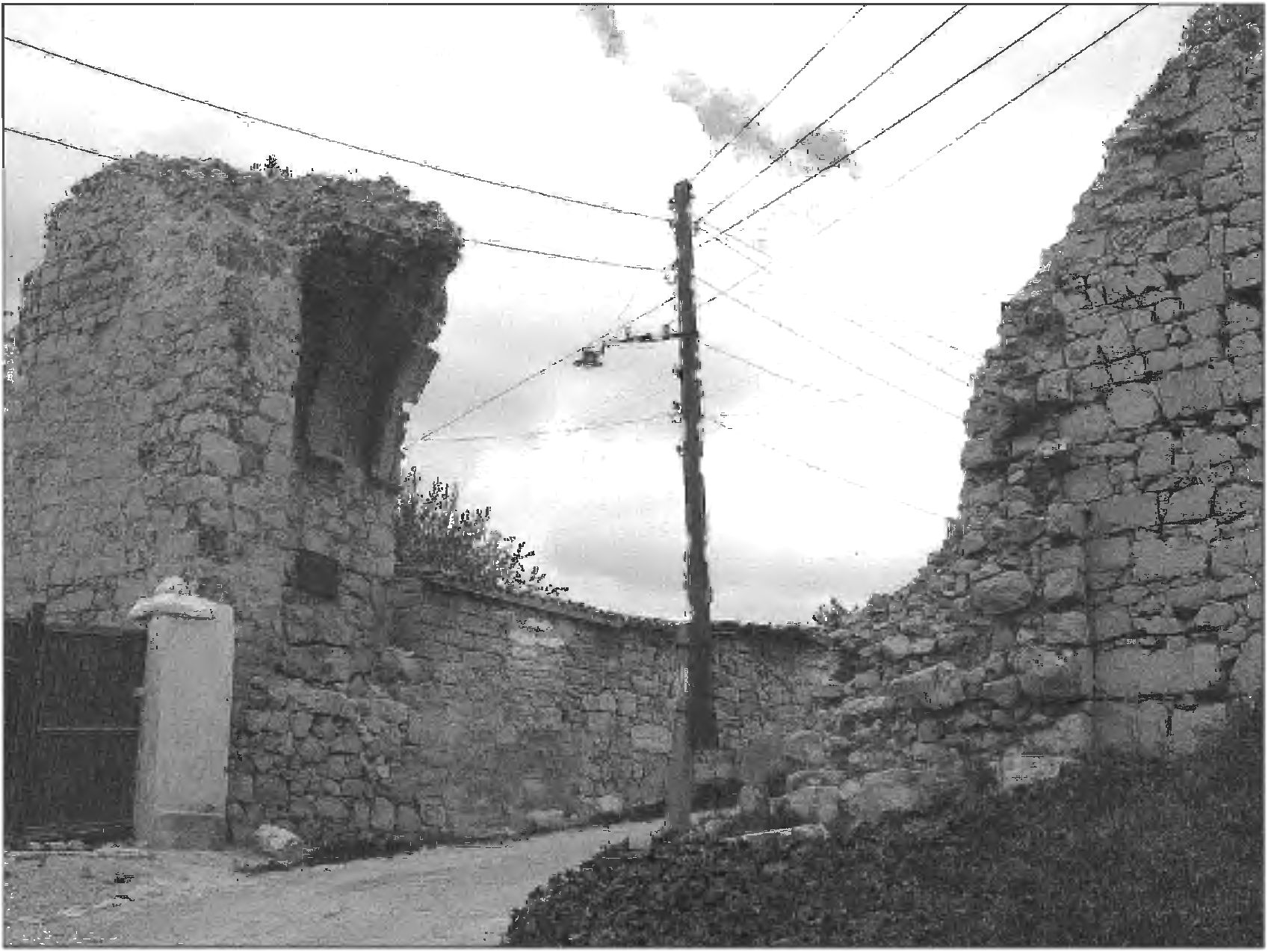 Рис. 296. Руины Часовой башни — ворот Христа цитадели Каффы. Вид с юго-запада Рис. 296. Руины Часовой башни — ворот Христа цитадели Каффы. Вид с юго-запада