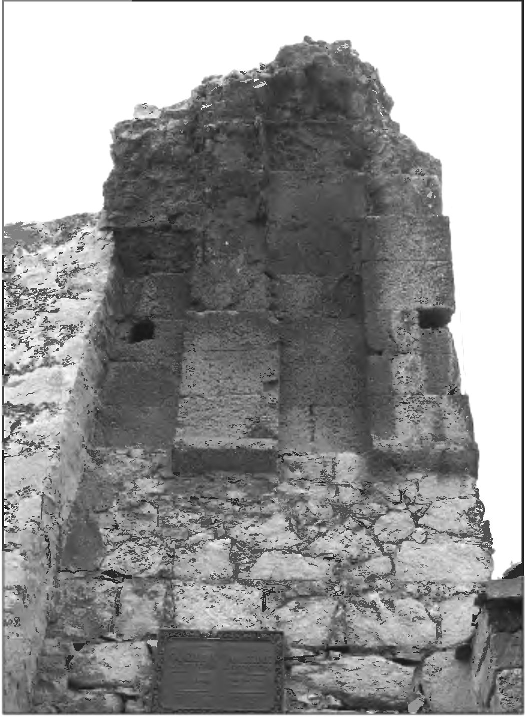 Рис. 297. Руины ворот Христа. Северная часть. Вид с юга Рис. 297. Руины ворот Христа. Северная часть. Вид с юга