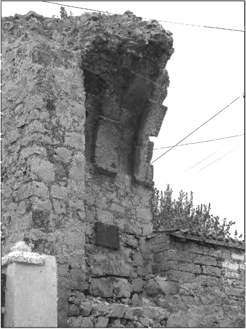 Рис. 298. Остатки северного откоса ворот Христа цитадели Каффы. Вид с юго-запада Рис. 298. Остатки северного откоса ворот Христа цитадели Каффы. Вид с юго-запада