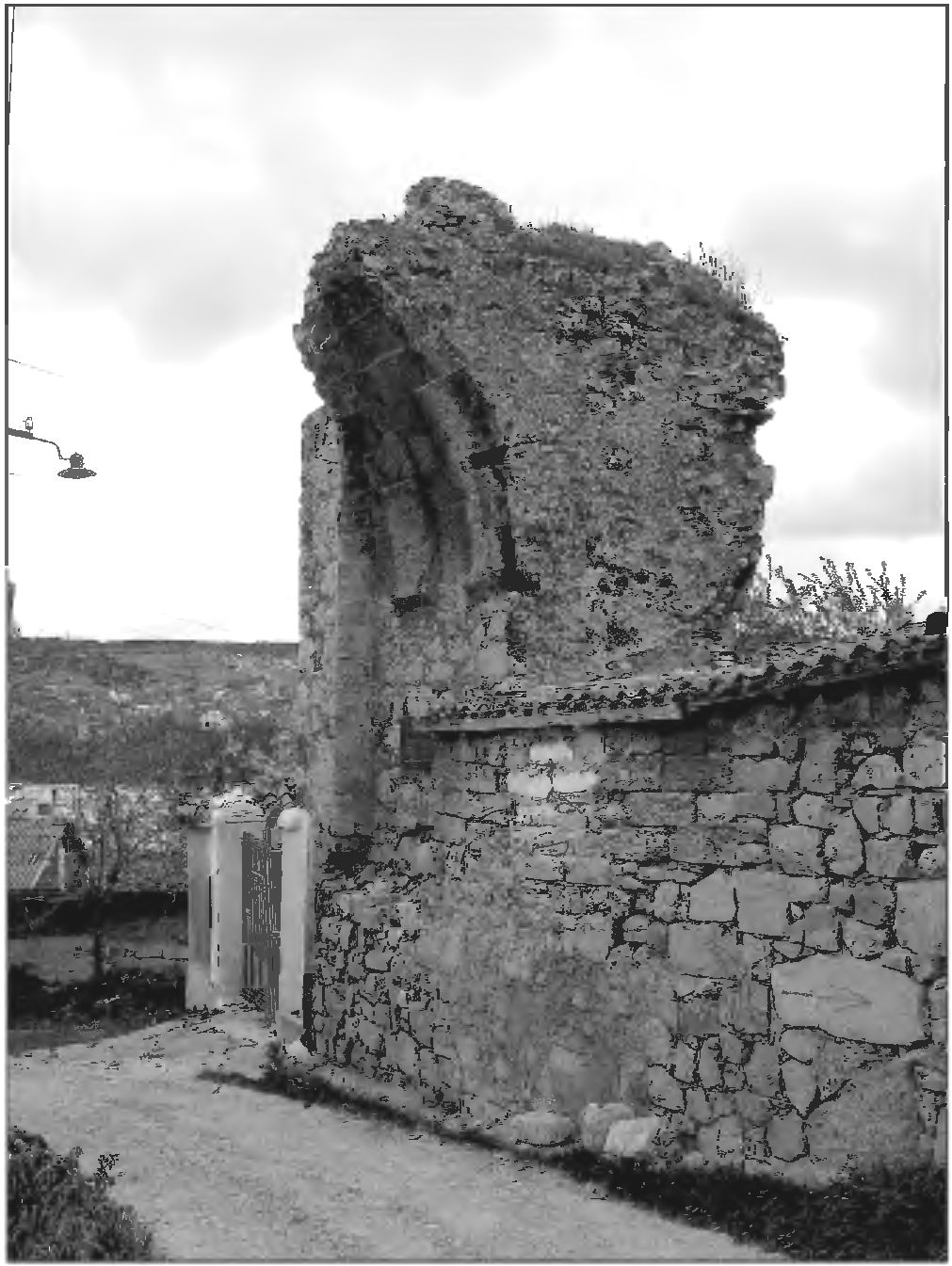 Рис. 299. Руины ворот Христа цитадели Каффы. Вид изнутри и с востока Рис. 299. Руины ворот Христа цитадели Каффы. Вид изнутри и с востока