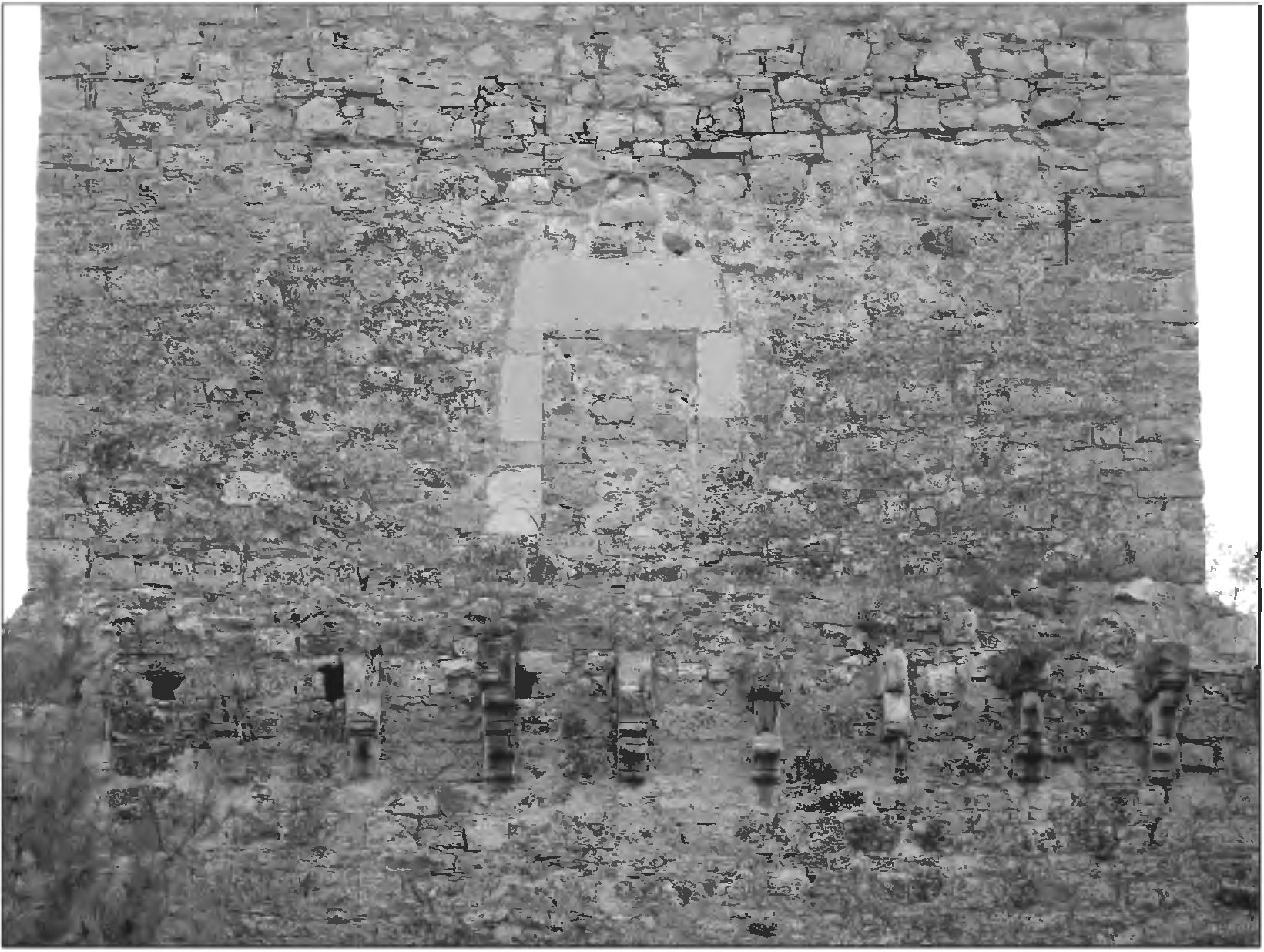 Рис. 306. Кронштейны от машикули и заклад входа на северном фасаде башни св. Константина. Вид с севера Рис. 306. Кронштейны от машикули и заклад входа на северном фасаде башни св. Константина. Вид с севера