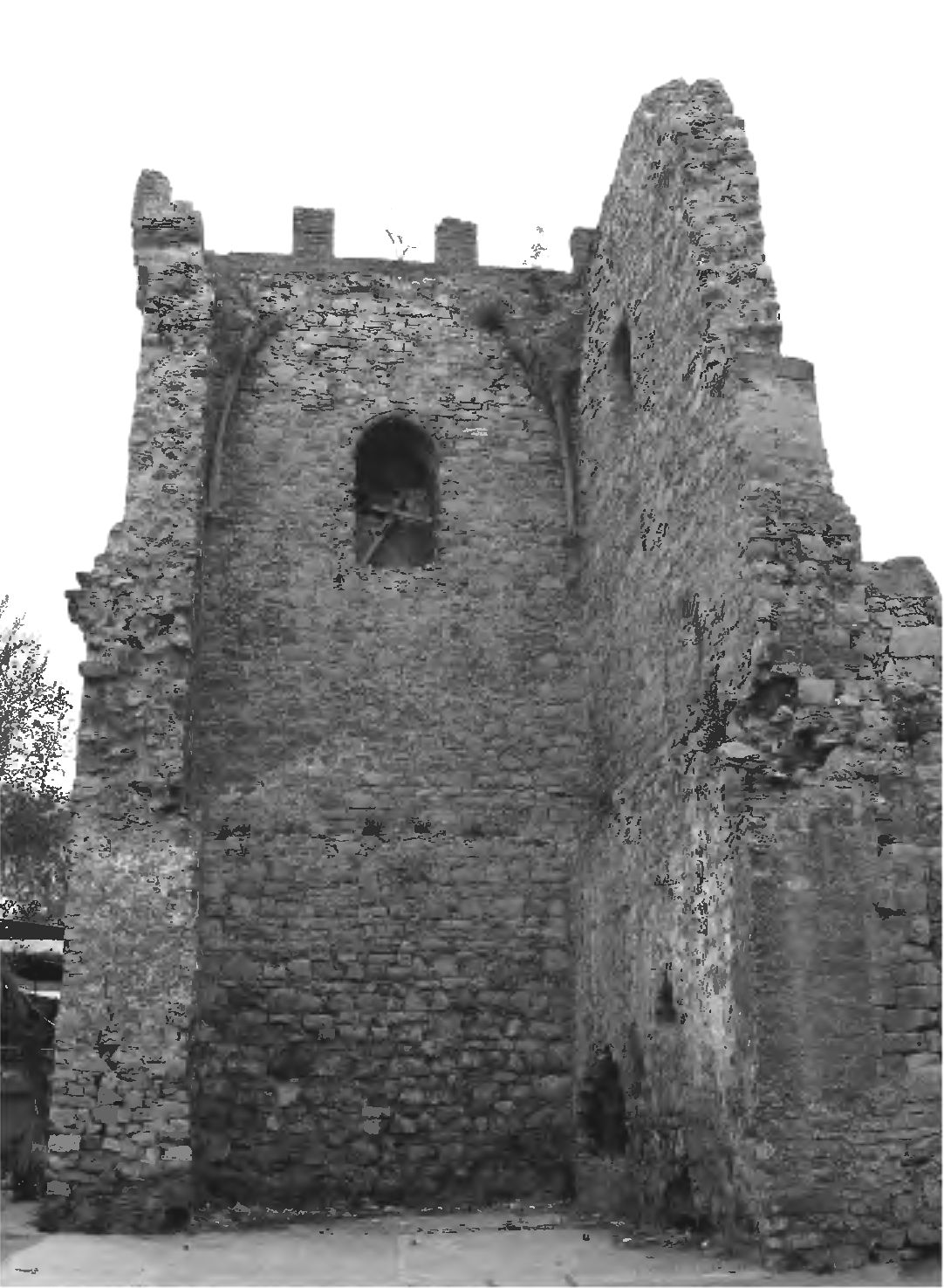 Рис. 307. Башня св. Константина. Вид изнутри и с юга Рис. 307. Башня св. Константина. Вид изнутри и с юга