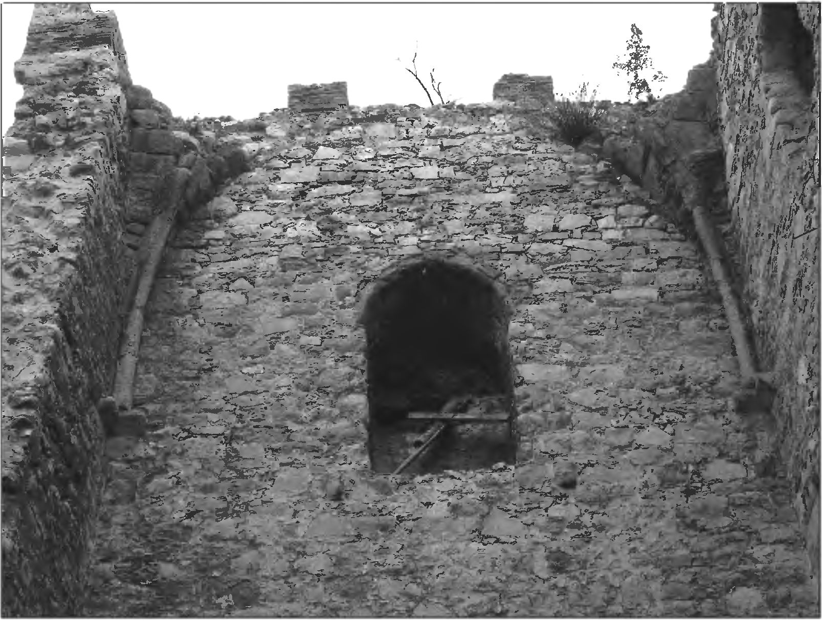 Рис. 308. Вид изнутри на заклад входа Рис. 308. Вид изнутри на заклад входа