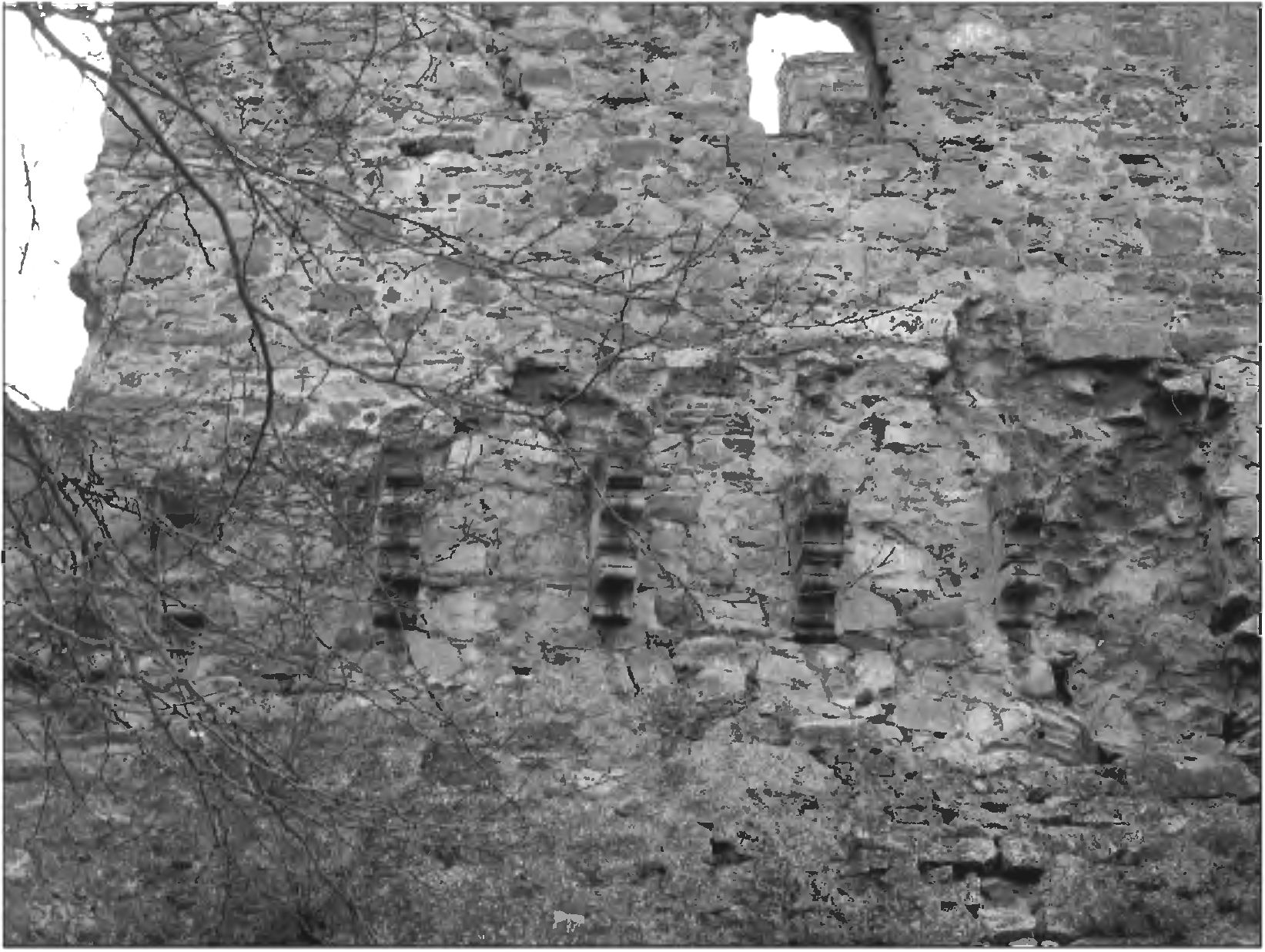 Рис. 310. Деталь восточного фасада с кронштейнами для машикулей башни св. Константина Рис. 310. Деталь восточного фасада с кронштейнами для машикулей башни св. Константина