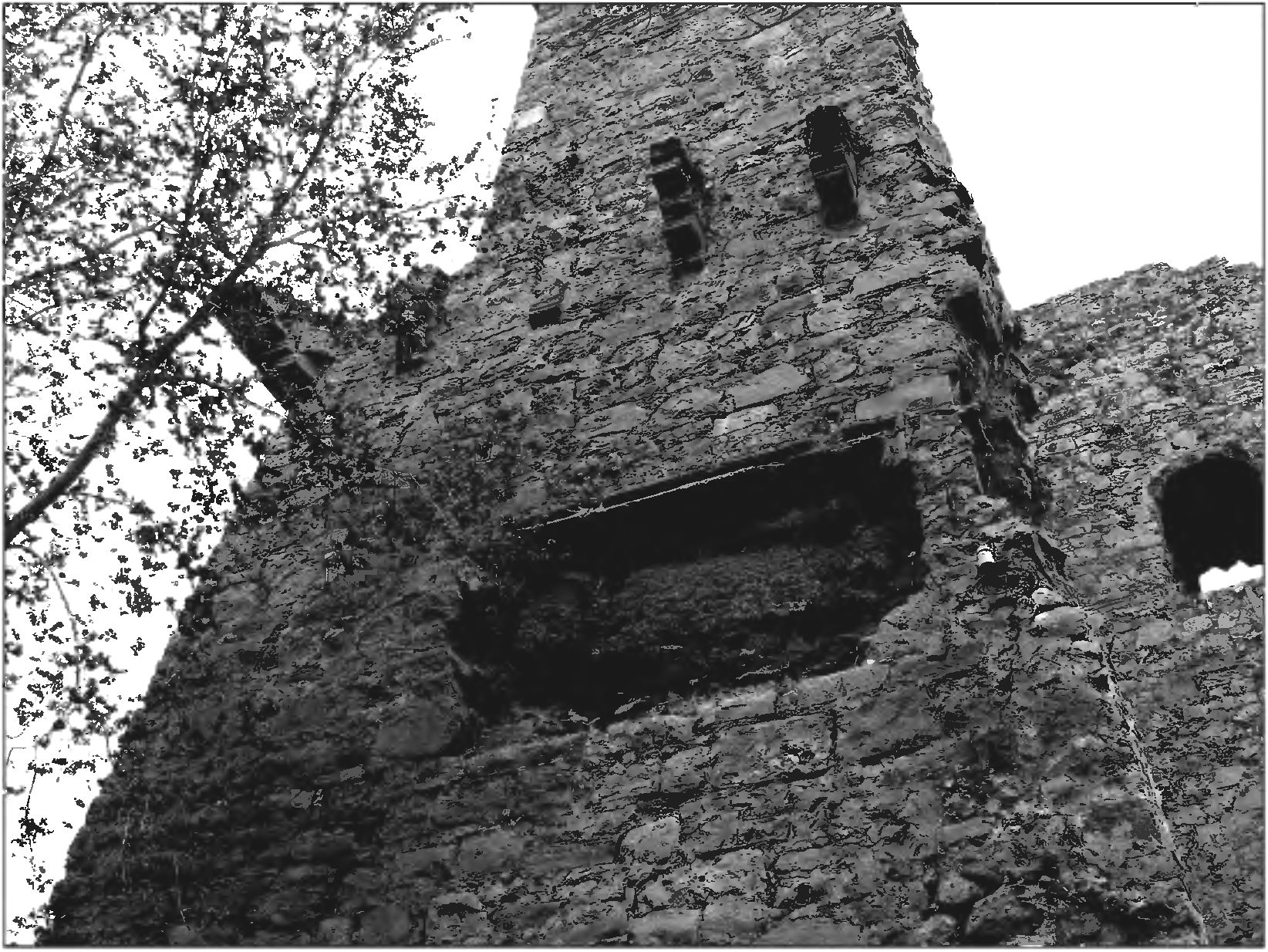 Рис. 312. Деталь западного фасада башни св. Константина, где размещалась закладная плита Рис. 312. Деталь западного фасада башни св. Константина, где размещалась закладная плита