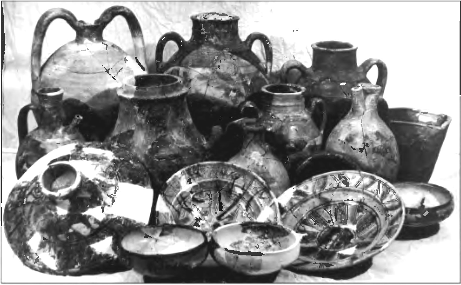 Рис. 320. Керамические изделия из слоя пожара 1475 г. в донжоне замка Фуна Рис. 320. Керамические изделия из слоя пожара 1475 г. в донжоне замка Фуна