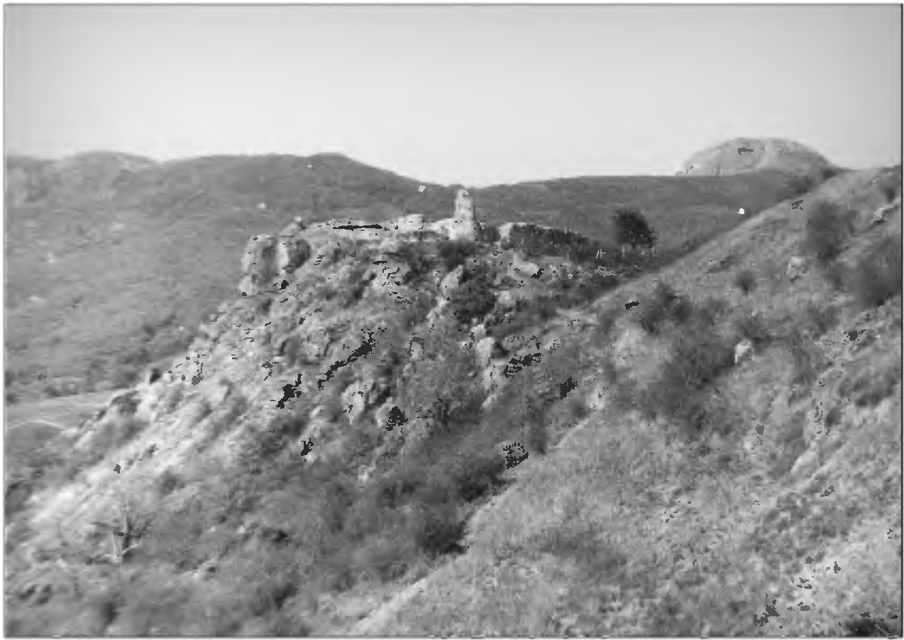 Рис. 35. Руины замка Фуна. Вид с юго-востока (фото 1983 г.) Рис. 35. Руины замка Фуна. Вид с юго-востока (фото 1983 г.)