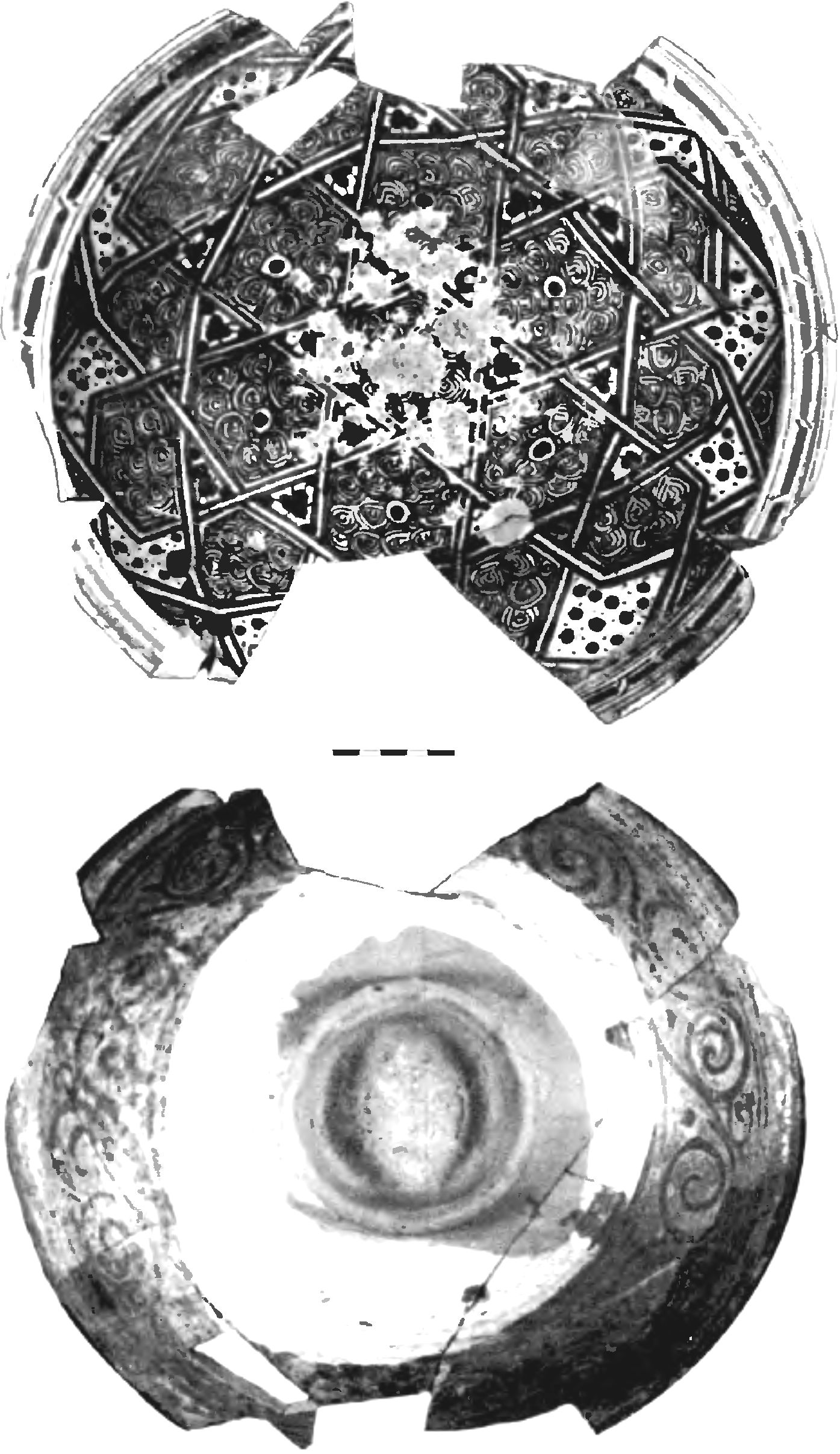 Рис. 332. Красноглиняное блюдо с росписью кобальтом из слоя пожара 1475 г. в замке у селения Фуна Рис. 332. Красноглиняное блюдо с росписью кобальтом из слоя пожара 1475 г. в замке у селения Фуна