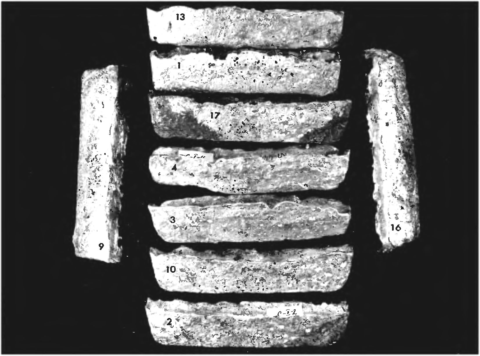 Рис. 353. Серебряные слитки (9) второй половины XV в. (1475 г.?) из клада, обнаруженного в цитадели генуэзской Лусты Рис. 353. Серебряные слитки (9) второй половины XV в. (1475 г.?) из клада, обнаруженного в цитадели генуэзской Лусты