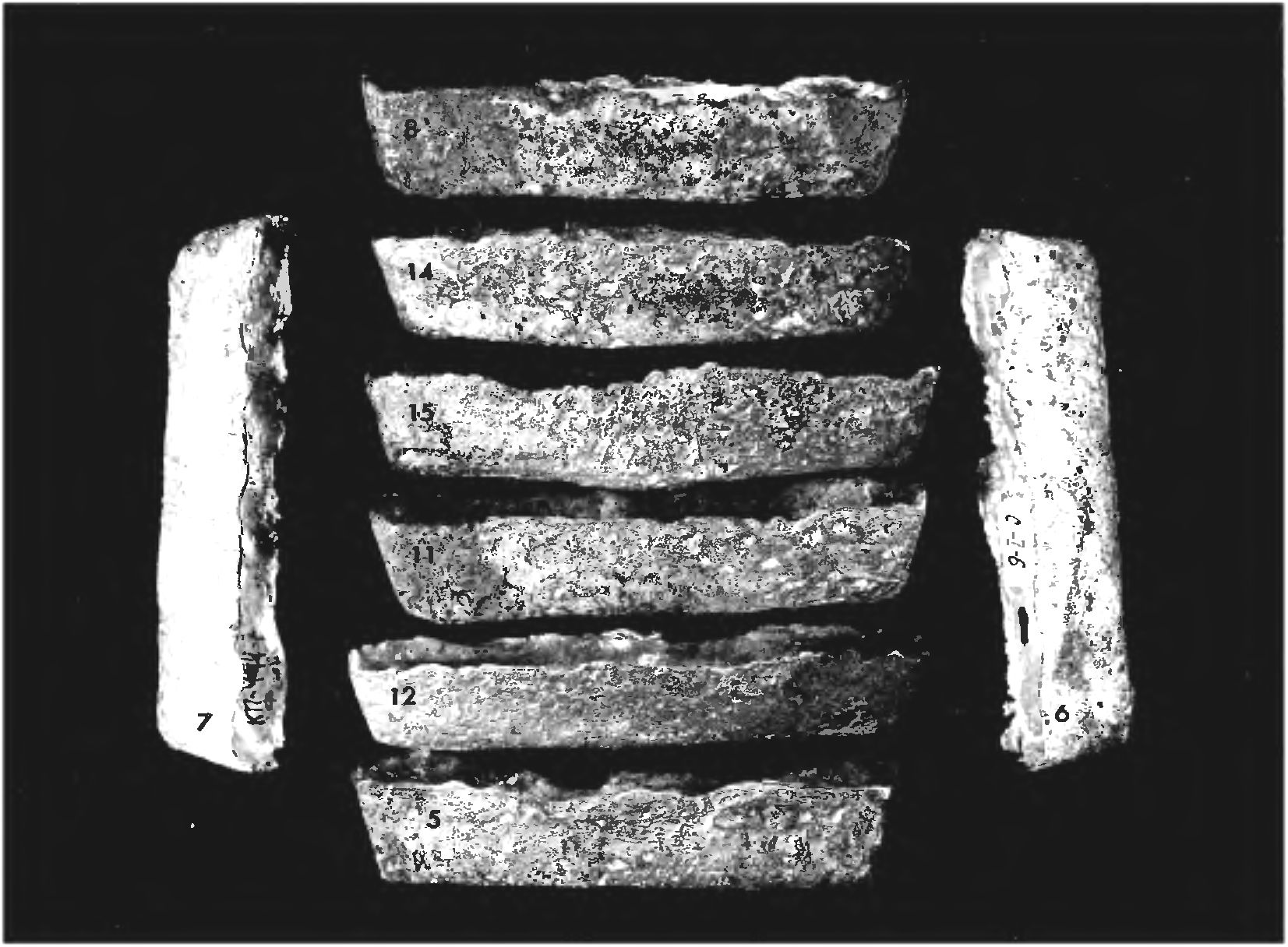 Рис. 354. Серебряные слитки (8) второй половины XV в. (1475 г.?) из клада, обнаруженного в цитадели генуэзской Лусты Рис. 354. Серебряные слитки (8) второй половины XV в. (1475 г.?) из клада, обнаруженного в цитадели генуэзской Лусты