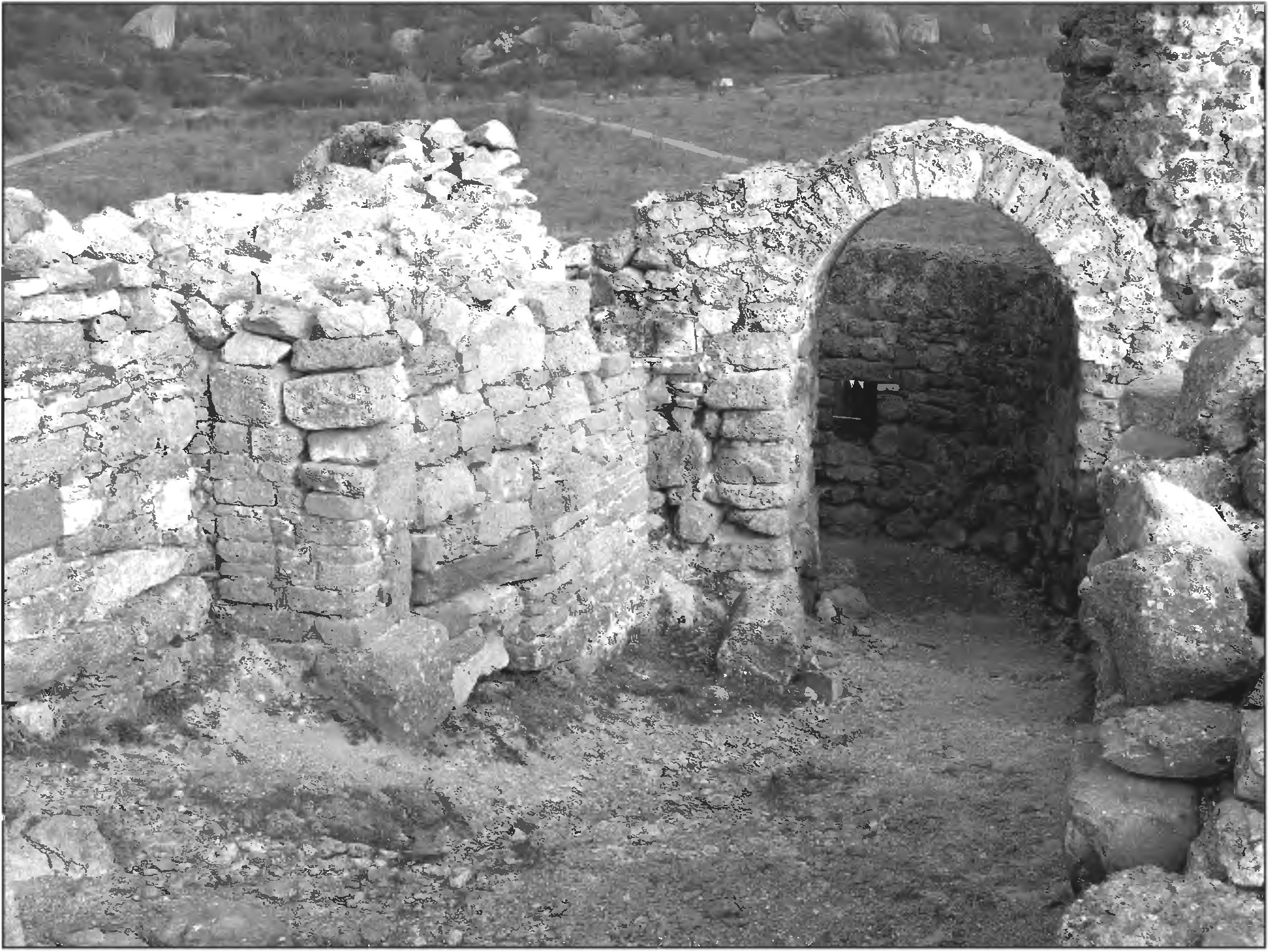 Рис. 41. Первоначальные ворота крепости Фуна после реставрации (вид с юго-запада) Рис. 41. Первоначальные ворота крепости Фуна после реставрации (вид с юго-запада)