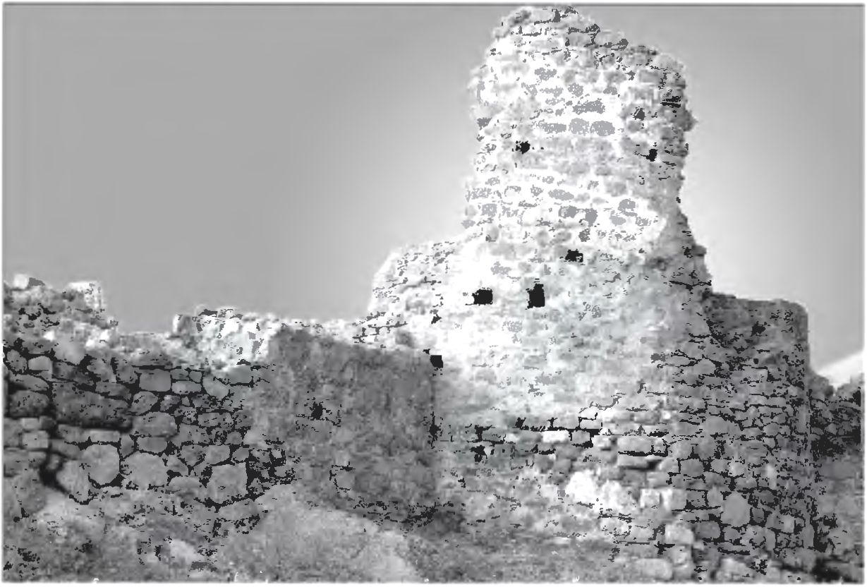 Рис. 45. Руины воротной башни Фуны. Вид с юга Рис. 45. Руины воротной башни Фуны. Вид с юга