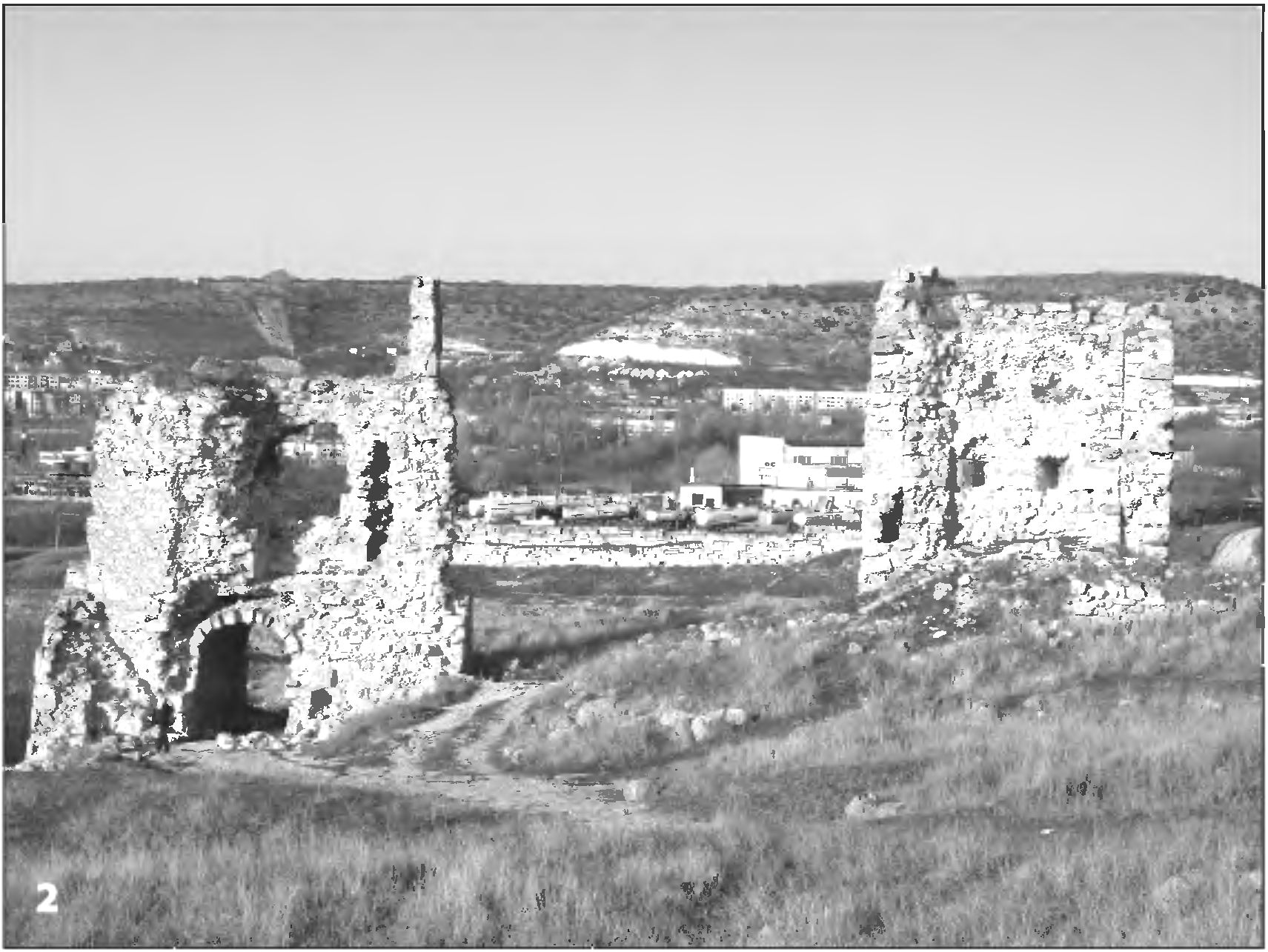 Рис. 50. Северный участок обороны крепости Каламита (вид с юго-востока): 1. Современное состояние башни № 1 (вид изнутри укрепления); 2. Башни № 1 и № 2 Рис. 50. Северный участок обороны крепости Каламита (вид с юго-востока): 1. Современное состояние башни № 1 (вид изнутри укрепления); 2. Башни № 1 и № 2