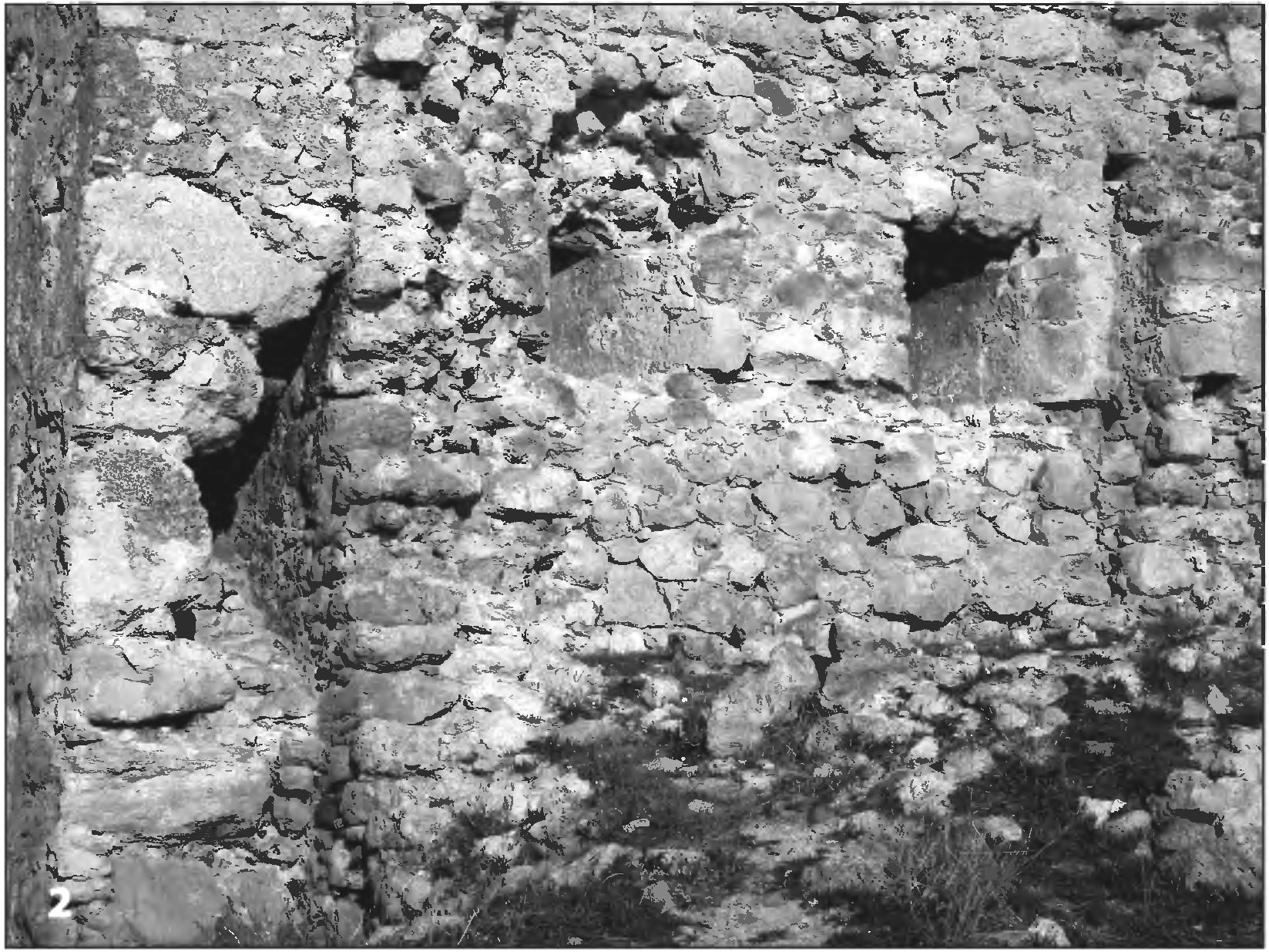 Рис. 76. Башня № 2 крепости Каламита: 1 — вид изнутри (с юга); 2 — вид с юго-запада на внутреннюю часть башни со следами перестройки 30—40-х гг. (?) XV в. Рис. 76. Башня № 2 крепости Каламита: 1 — вид изнутри (с юга); 2 — вид с юго-запада на внутреннюю часть башни со следами перестройки 30—40-х гг. (?) XV в.