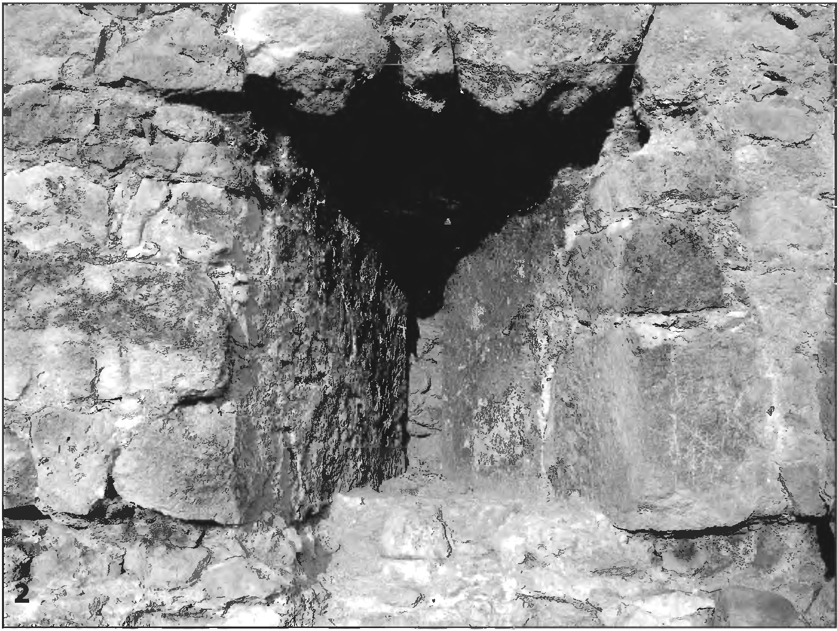 Рис. 77. Щелевидные амбразуры башни № 2 крепости Каламита второго строительного периода (1425—1433? гг.), перекрытые полукруглой башней (четвертый строительный период): 1 — вид на «восточную» амбразуру; 2 — вид изнутри на «западную» амбразуру Рис. 77. Щелевидные амбразуры башни № 2 крепости Каламита второго строительного периода (1425—1433? гг.), перекрытые полукруглой башней (четвертый строительный период): 1 — вид на «восточную» амбразуру; 2 — вид изнутри на «западную» амбразуру