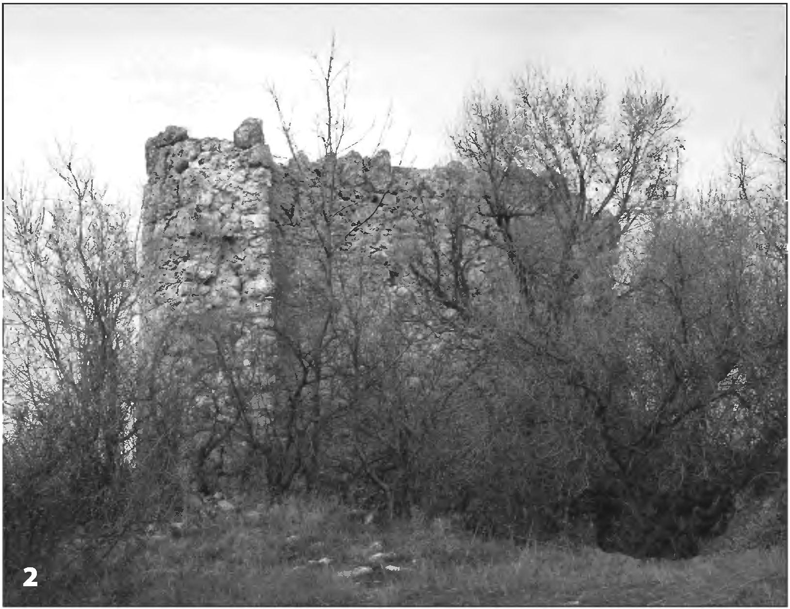 Рис. 84. Юго-западная башня второй линии обороны Феодоро, отсекающая от плато Мангупа мыс Чамну-Бурун: 1 — вид с запада; 2 — вид с юго-востока Рис. 84. Юго-западная башня второй линии обороны Феодоро, отсекающая от плато Мангупа мыс Чамну-Бурун: 1 — вид с запада; 2 — вид с юго-востока