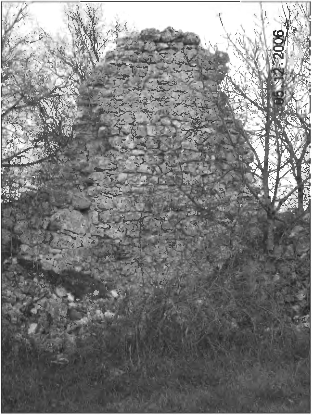 Рис. 86. Руины крепостной стены второй линии обороны, отсекающей от плато Мангупа мыс Чамну-Бурун (вид с юго-запада) Рис. 86. Руины крепостной стены второй линии обороны, отсекающей от плато Мангупа мыс Чамну-Бурун (вид с юго-запада)