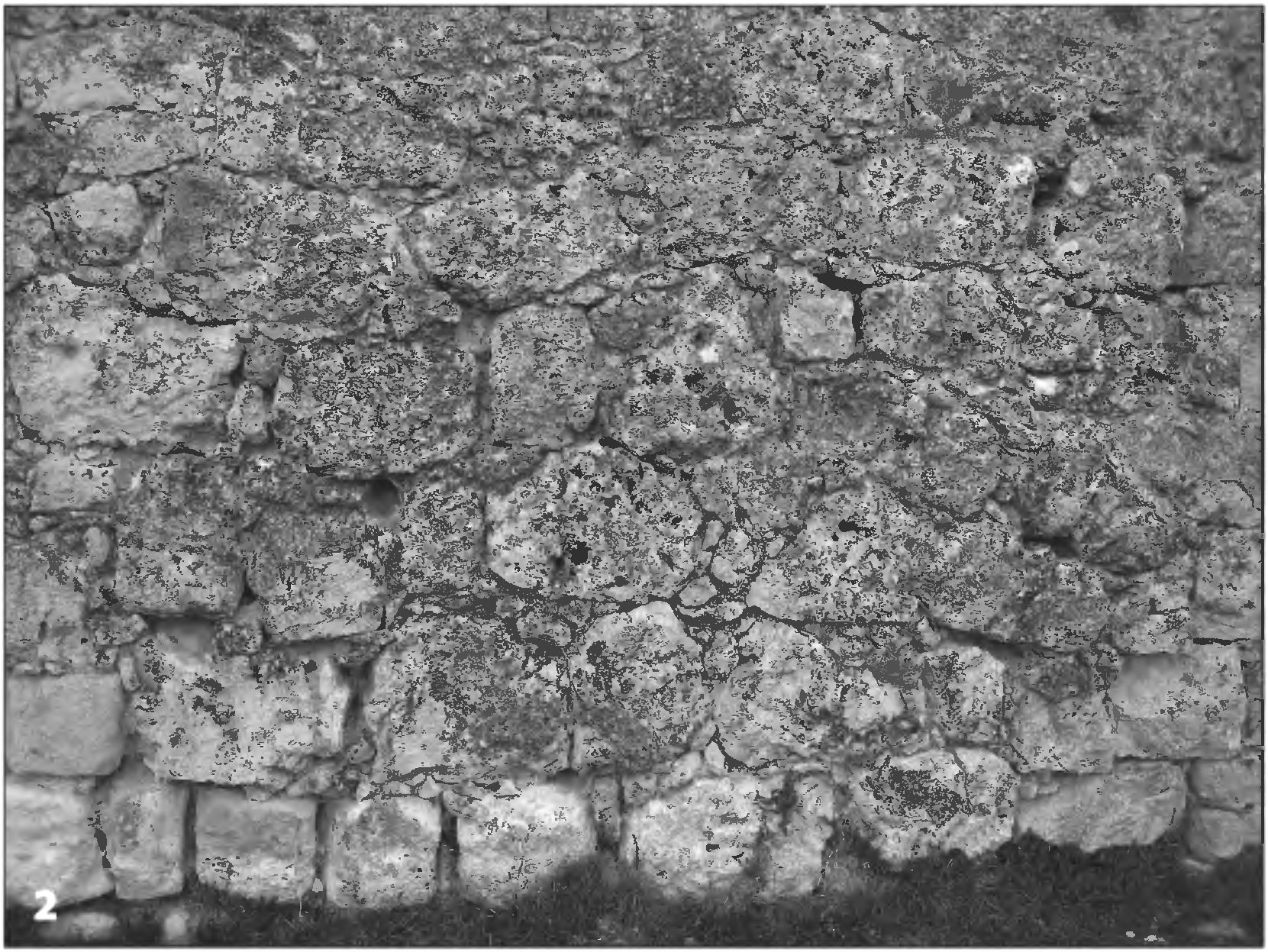 Рис. 87. Детали кладки юго-западной башни второй линии обороны Феодоро: 1 — кладка средней части башни; 2 — основание башни (вид с запада) Рис. 87. Детали кладки юго-западной башни второй линии обороны Феодоро: 1 — кладка средней части башни; 2 — основание башни (вид с запада)