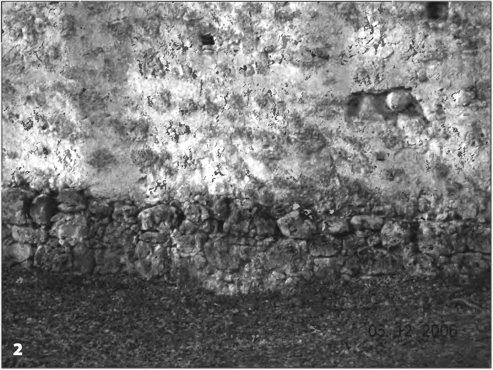 Рис. 88. Вторая линия обороны Мангупа в верховье балки Табана-Дере: 1 — сохранившийся участок стены; 2 — в основании видна кладка первого («феодоритского») строительного периода (вид с юго-востока) Рис. 88. Вторая линия обороны Мангупа в верховье балки Табана-Дере: 1 — сохранившийся участок стены; 2 — в основании видна кладка первого («феодоритского») строительного периода (вид с юго-востока)