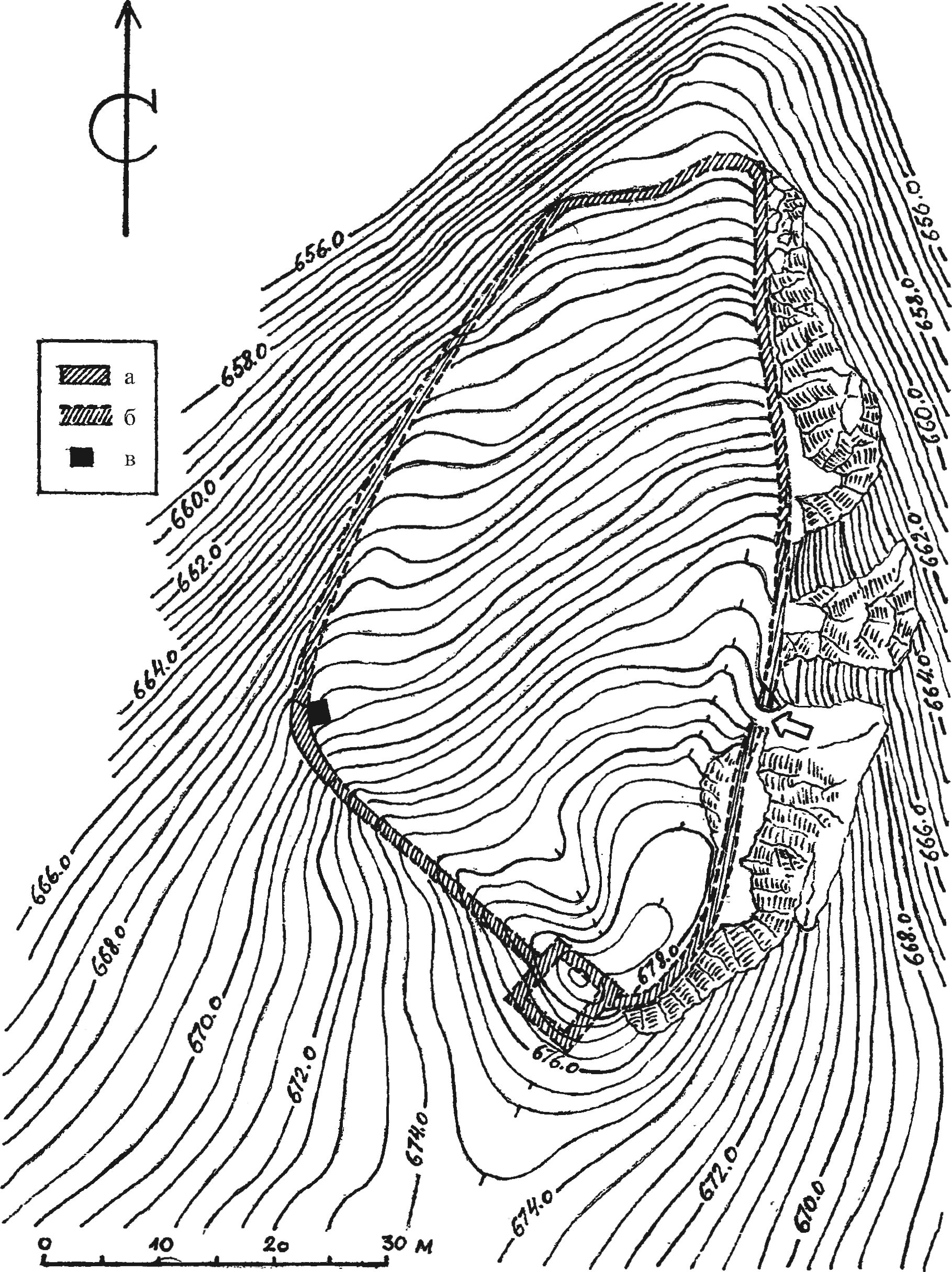 Рис. 89 План Керменчика XV в.: а — хорошо сохранившийся участок оборонительной стены замка; б — руинированные стены; в — место разведывательного шурфа 2006 г. Рис. 89 План Керменчика XV в.: а — хорошо сохранившийся участок оборонительной стены замка; б — руинированные стены; в — место разведывательного шурфа 2006 г.